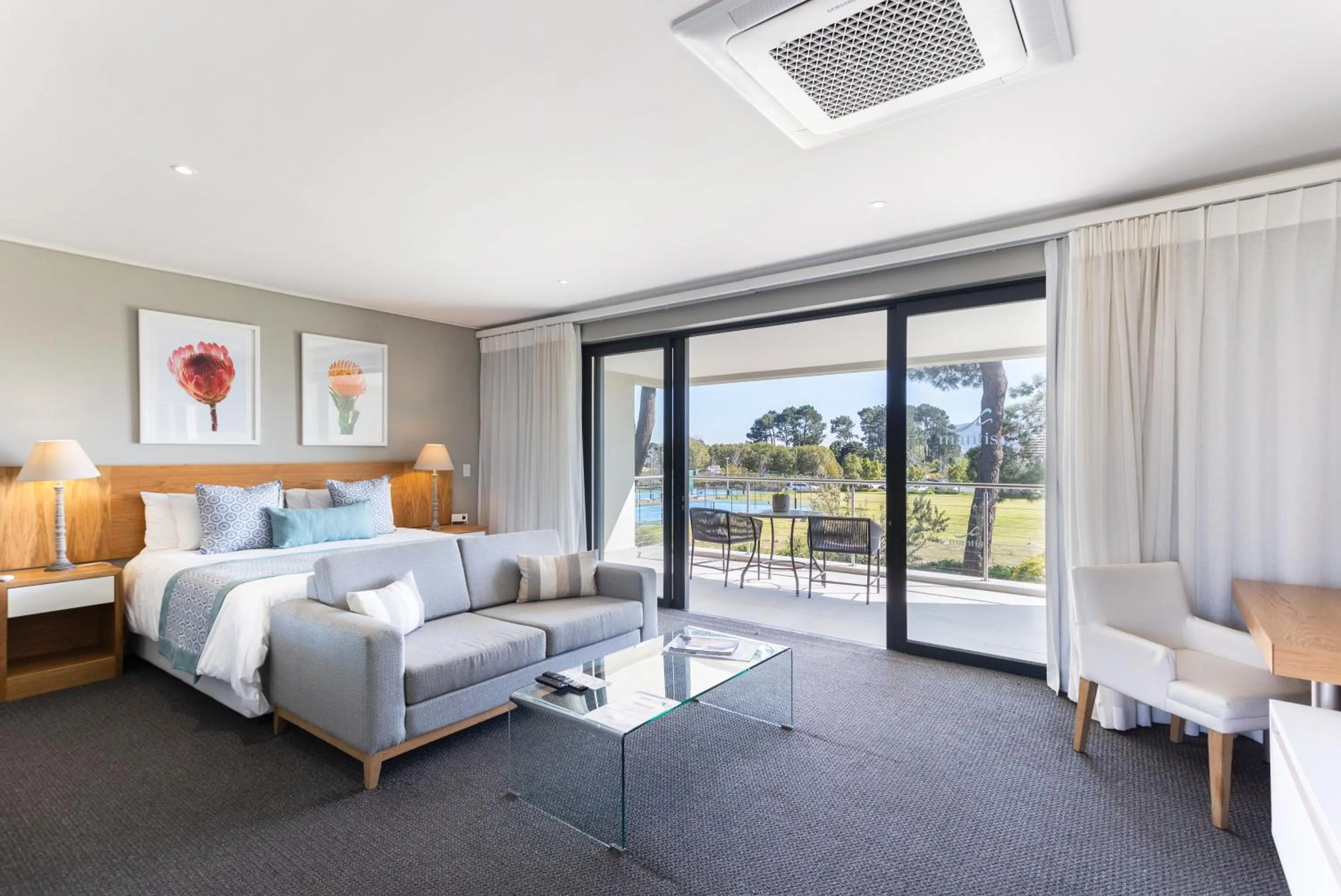 Communal lounge/ TV room in Pearl Valley Hotel