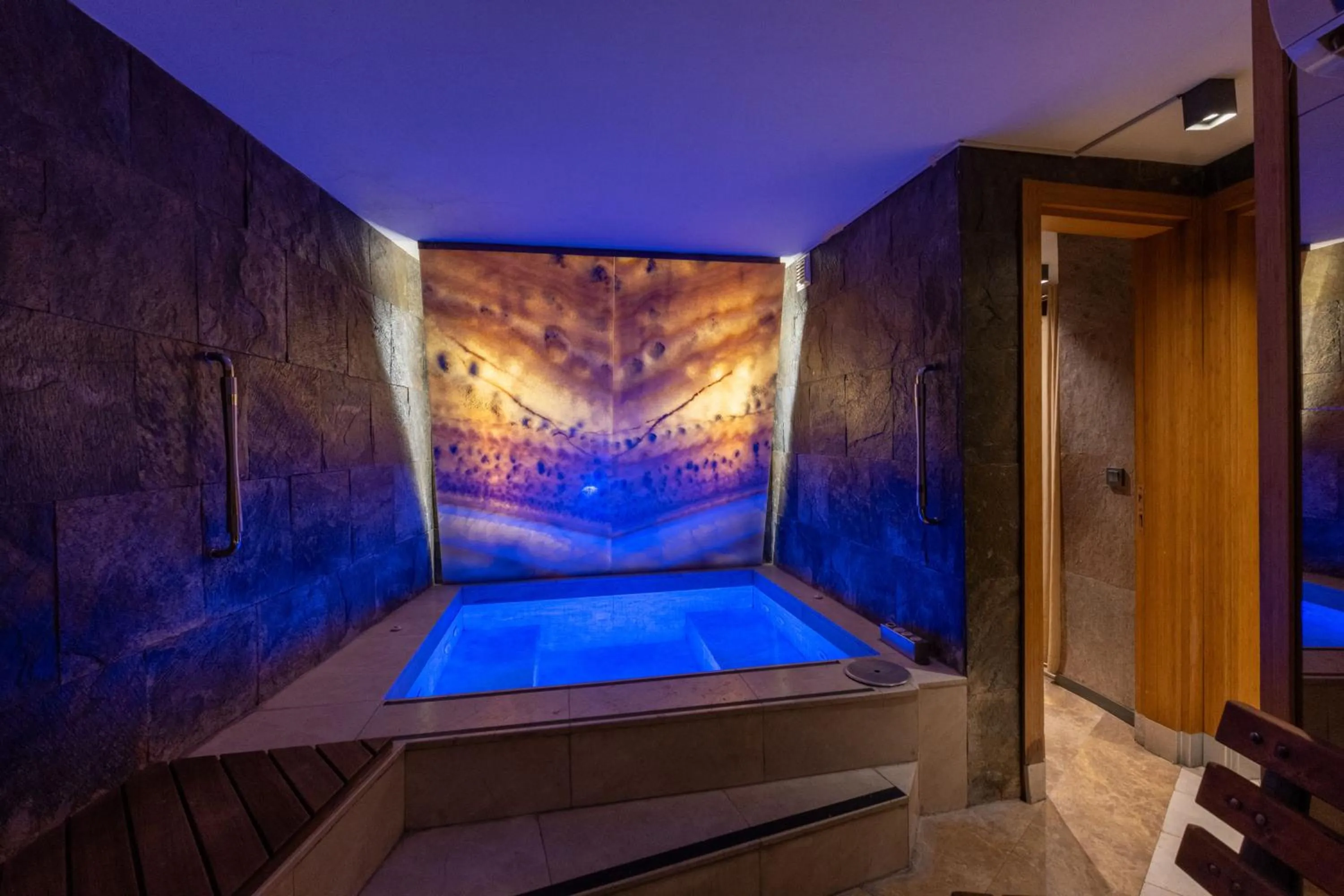 Swimming pool in Tulip City Hotel & Spa