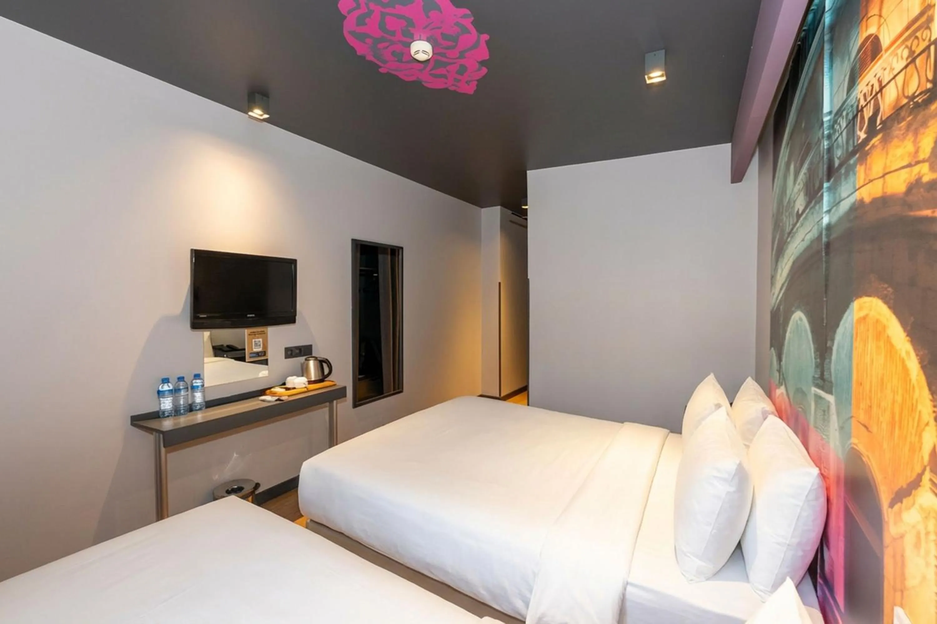 Bedroom, Bed in Tulip City Hotel & Spa