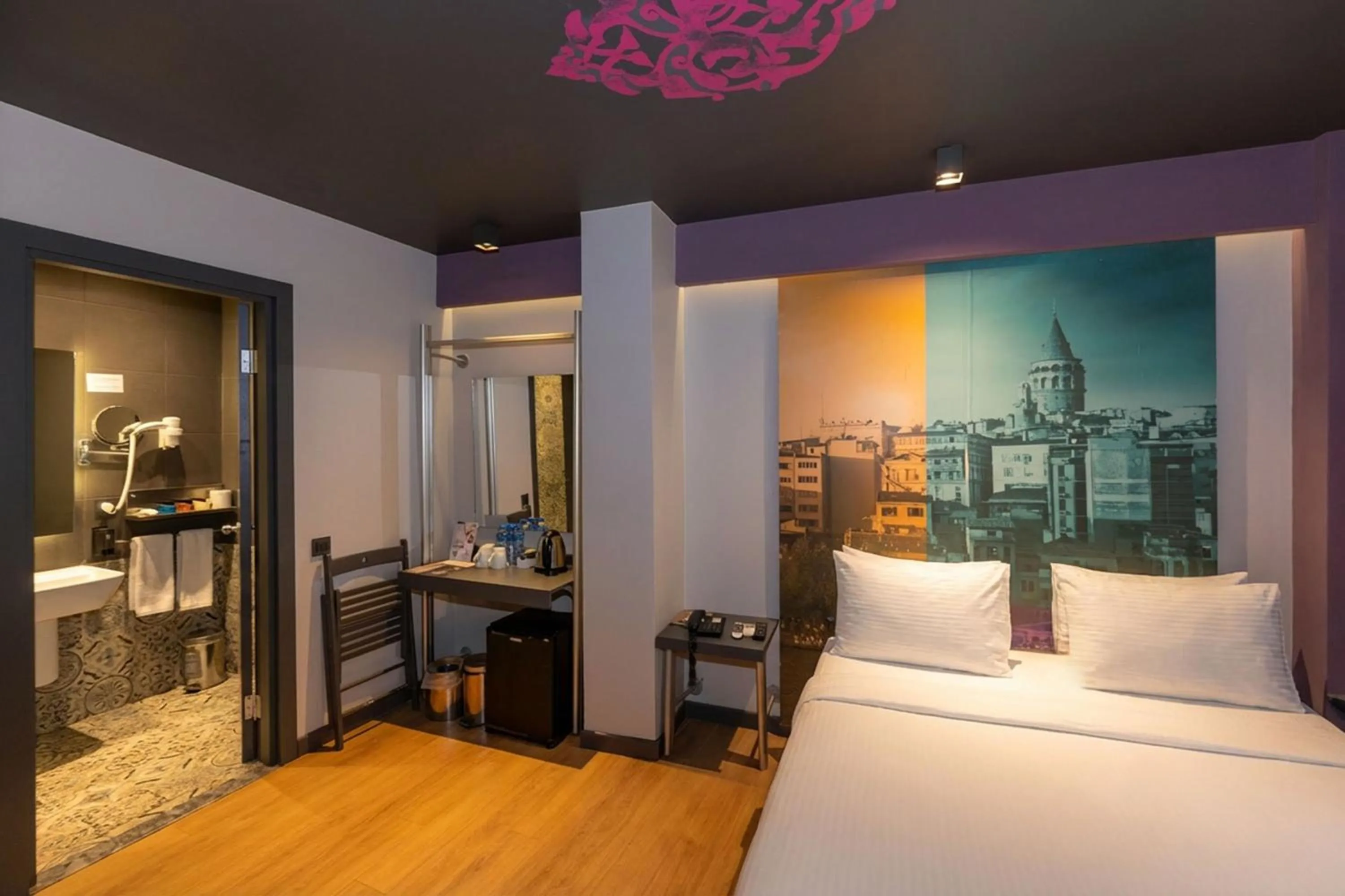 Bathroom, Bed in Tulip City Hotel & Spa