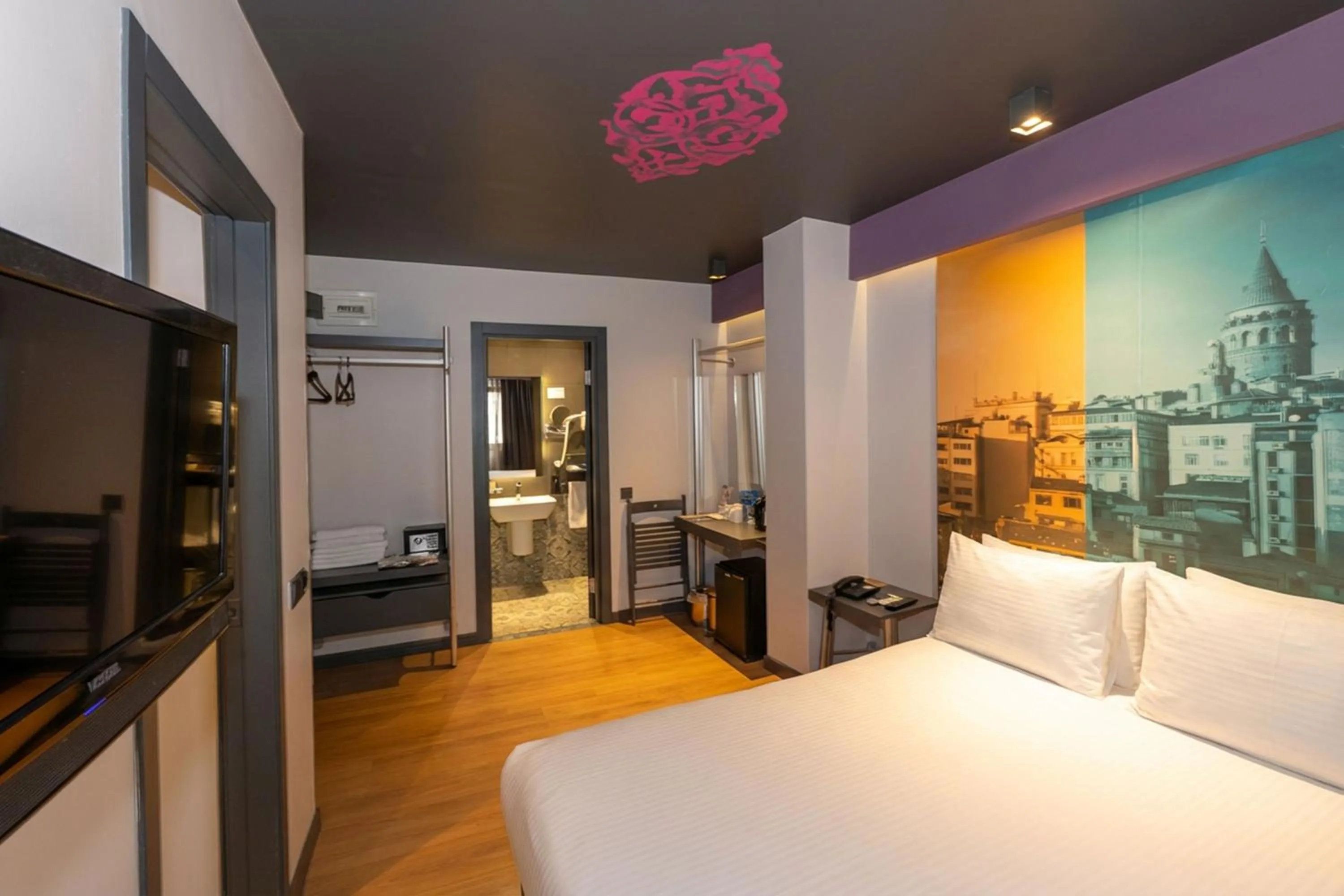 Bedroom, Bed in Tulip City Hotel & Spa