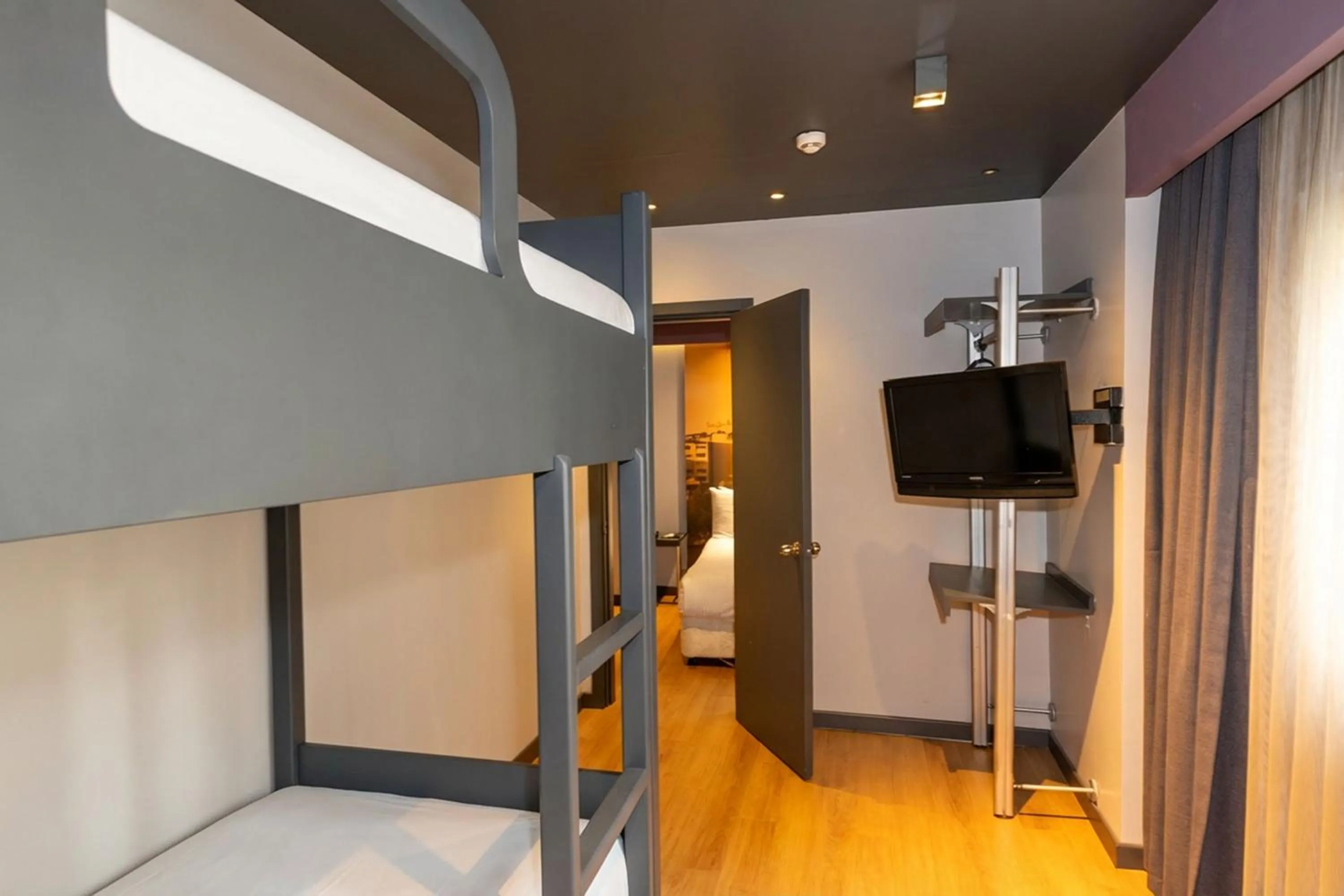 bunk bed in Tulip City Hotel & Spa