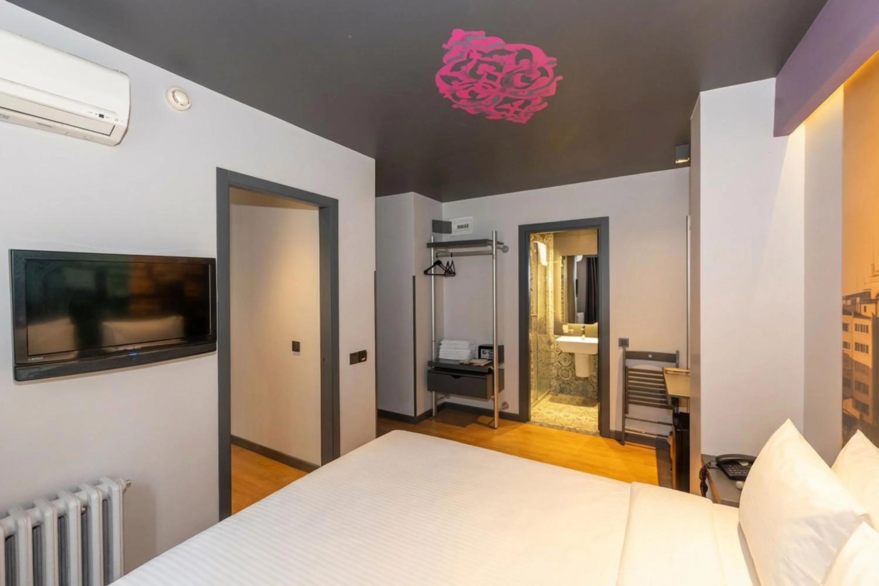 Bathroom, Bed in Tulip City Hotel & Spa