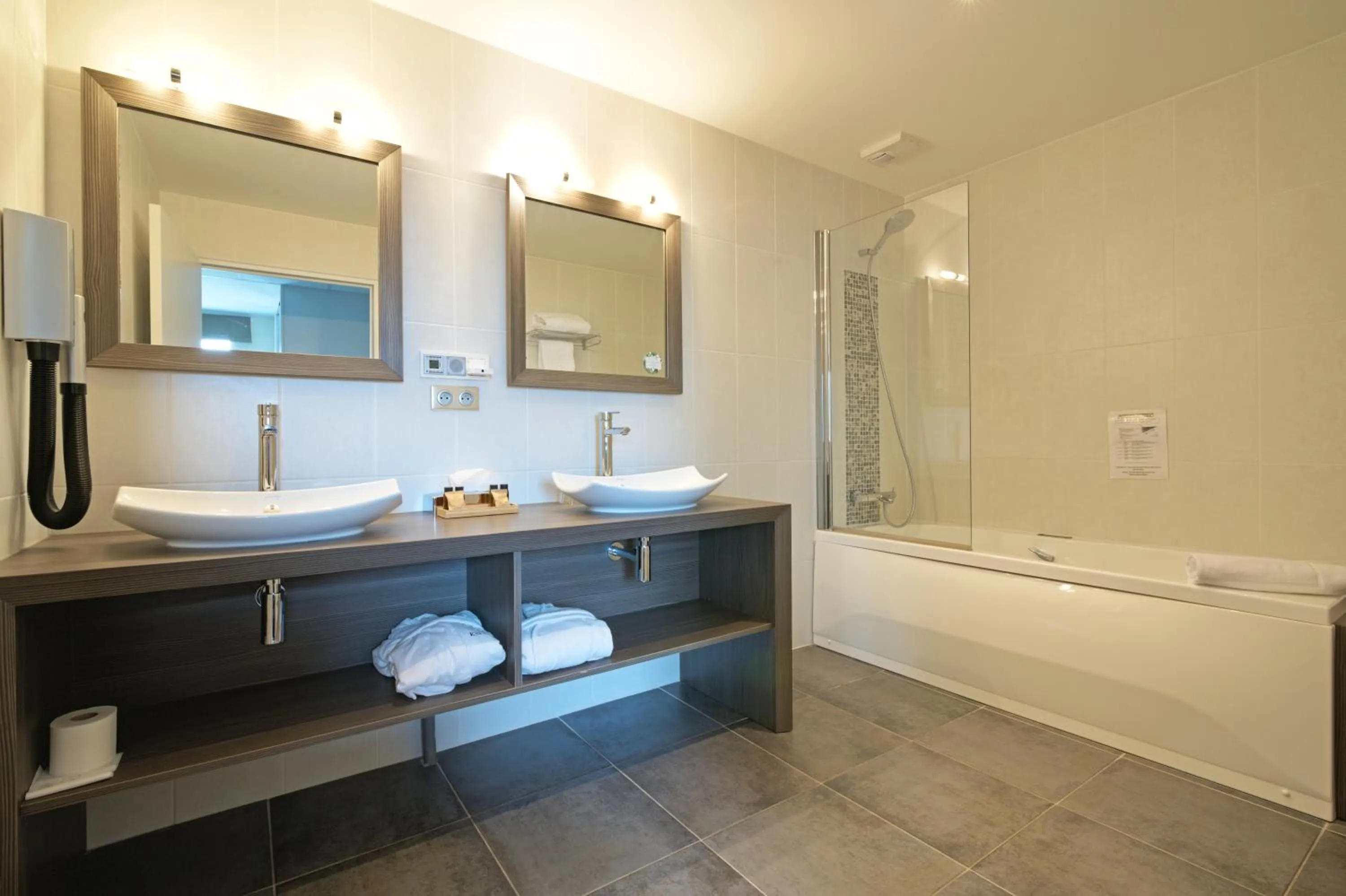 Bathroom in Le Konine - Hotel & Bar & Restaurant