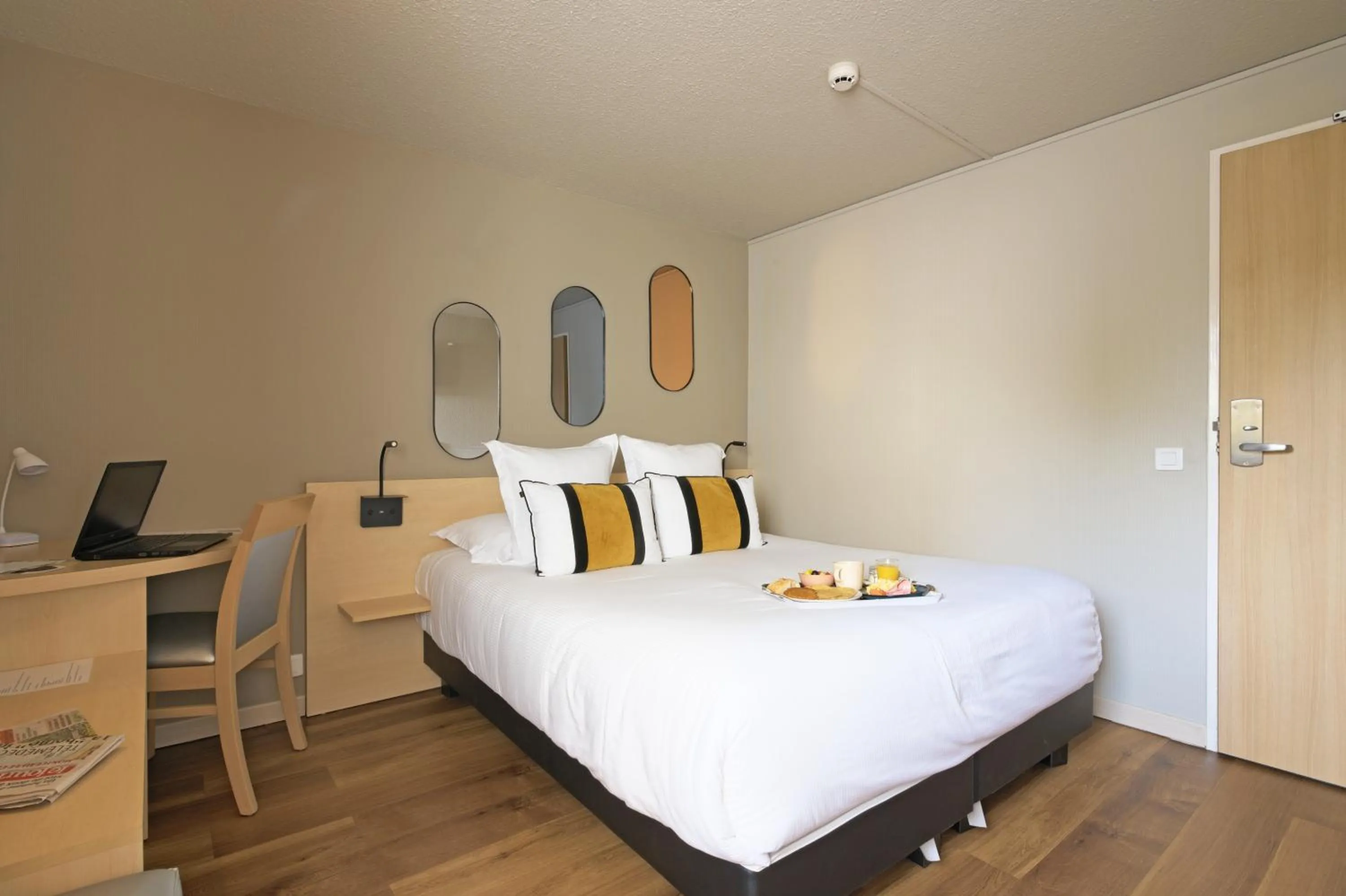 Photo of the whole room, Bed in Le Konine - Hotel & Bar & Restaurant