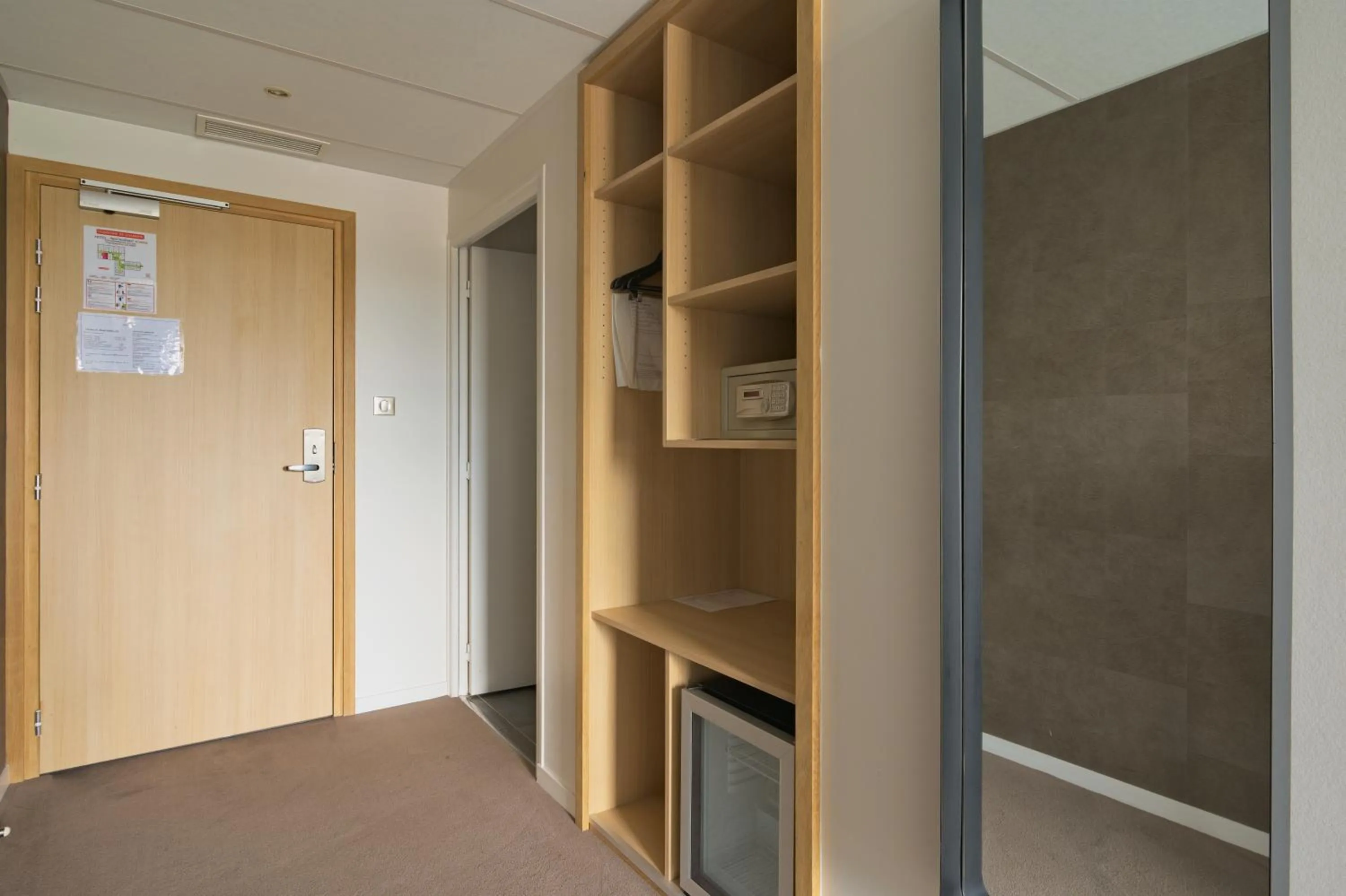 storage, Bed in Le Konine - Hotel & Bar & Restaurant