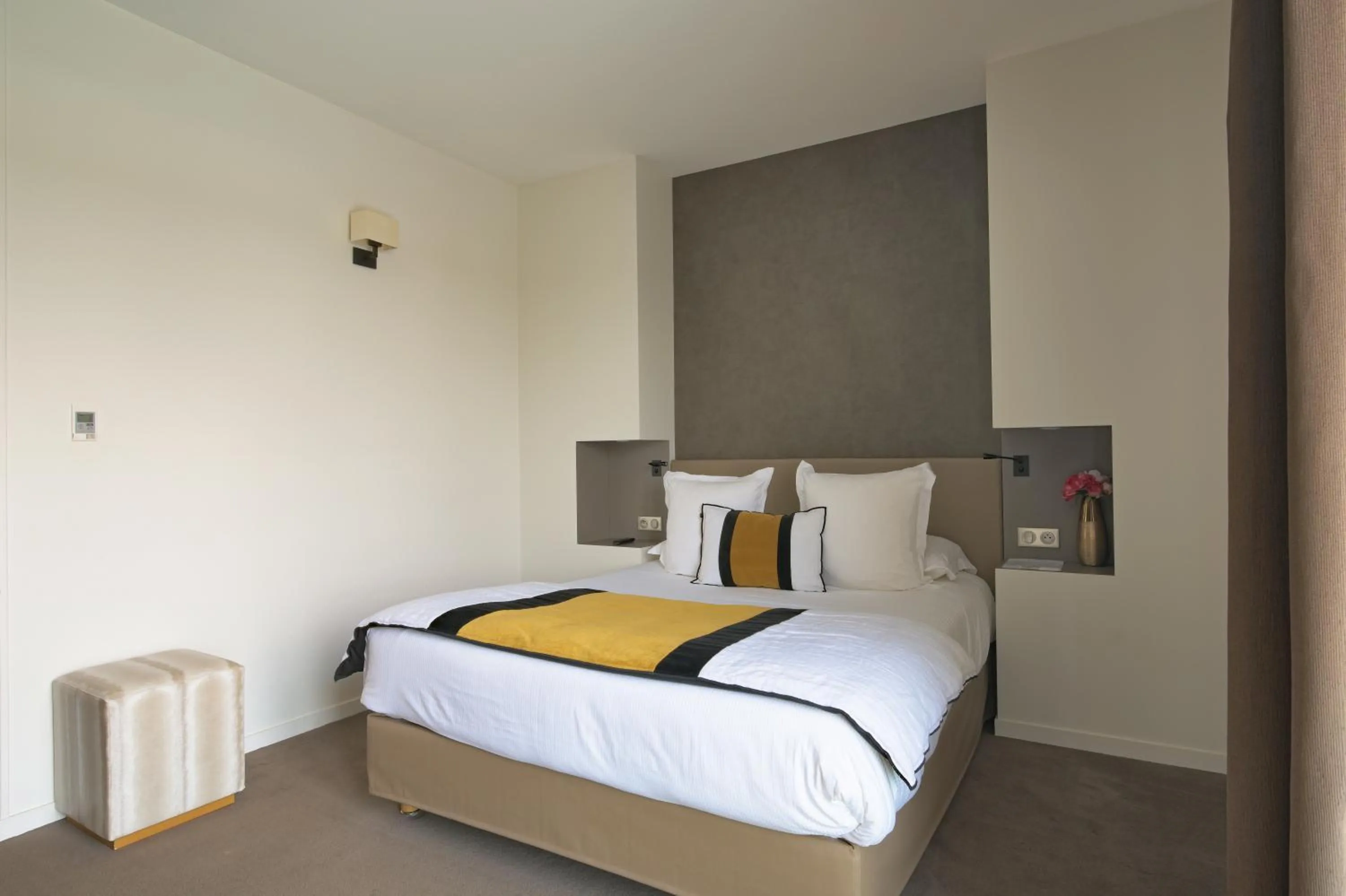 Bathroom, Bed in Le Konine - Hotel & Bar & Restaurant