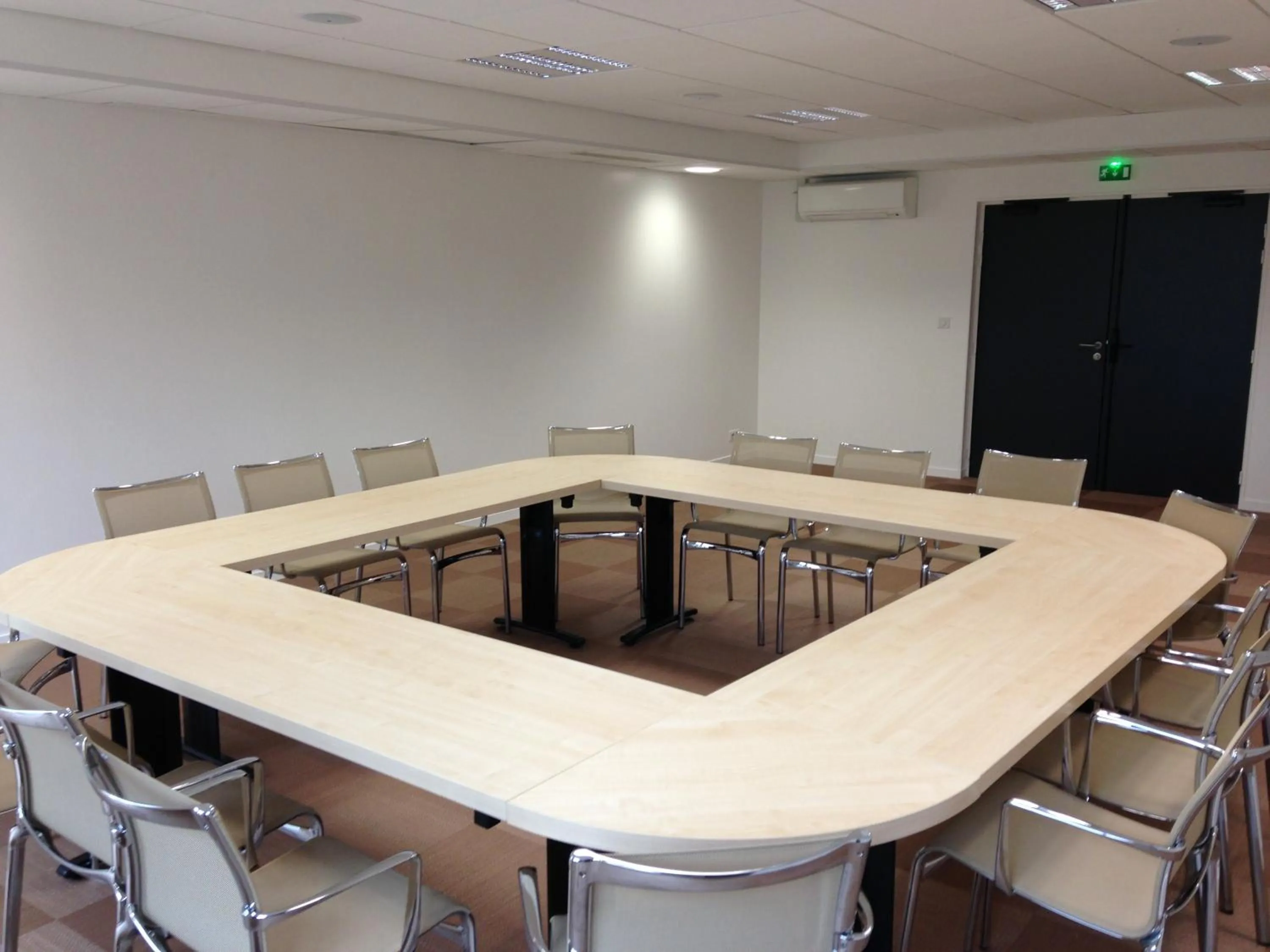 Meeting/conference room in Le Konine - Hotel & Bar & Restaurant