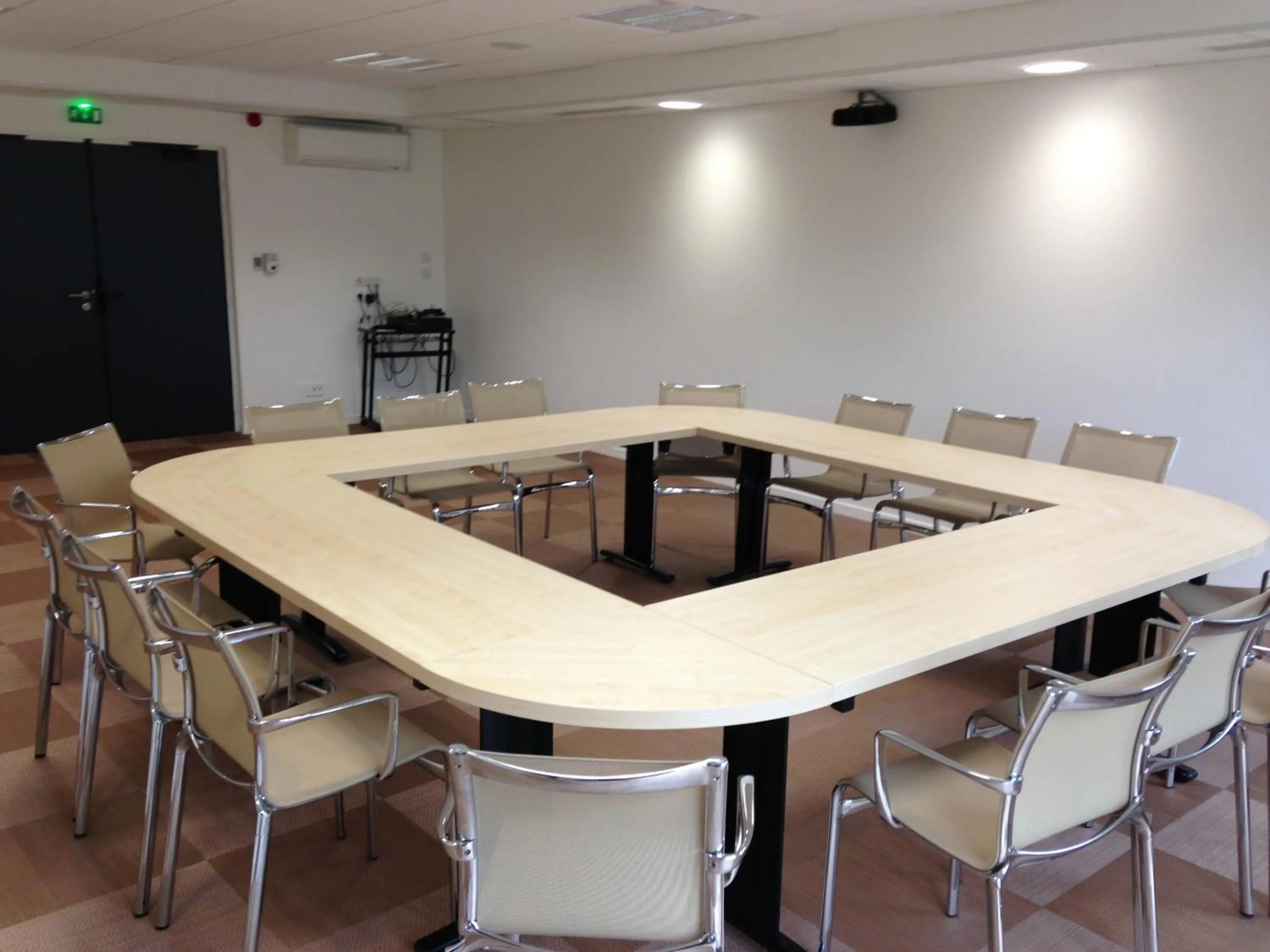 Business facilities in Le Konine - Hotel & Bar & Restaurant