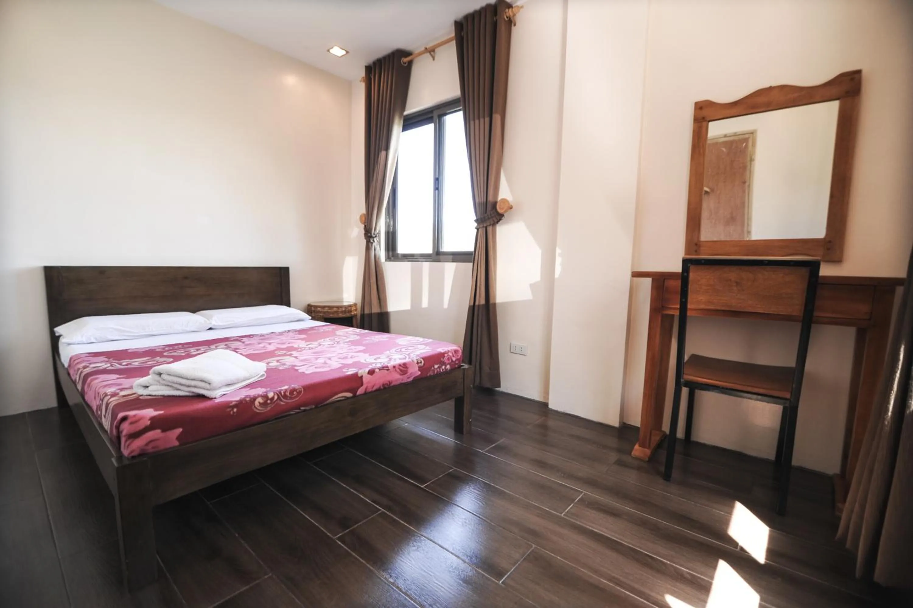 Bedroom, Bed in Pine Breeze Cottages