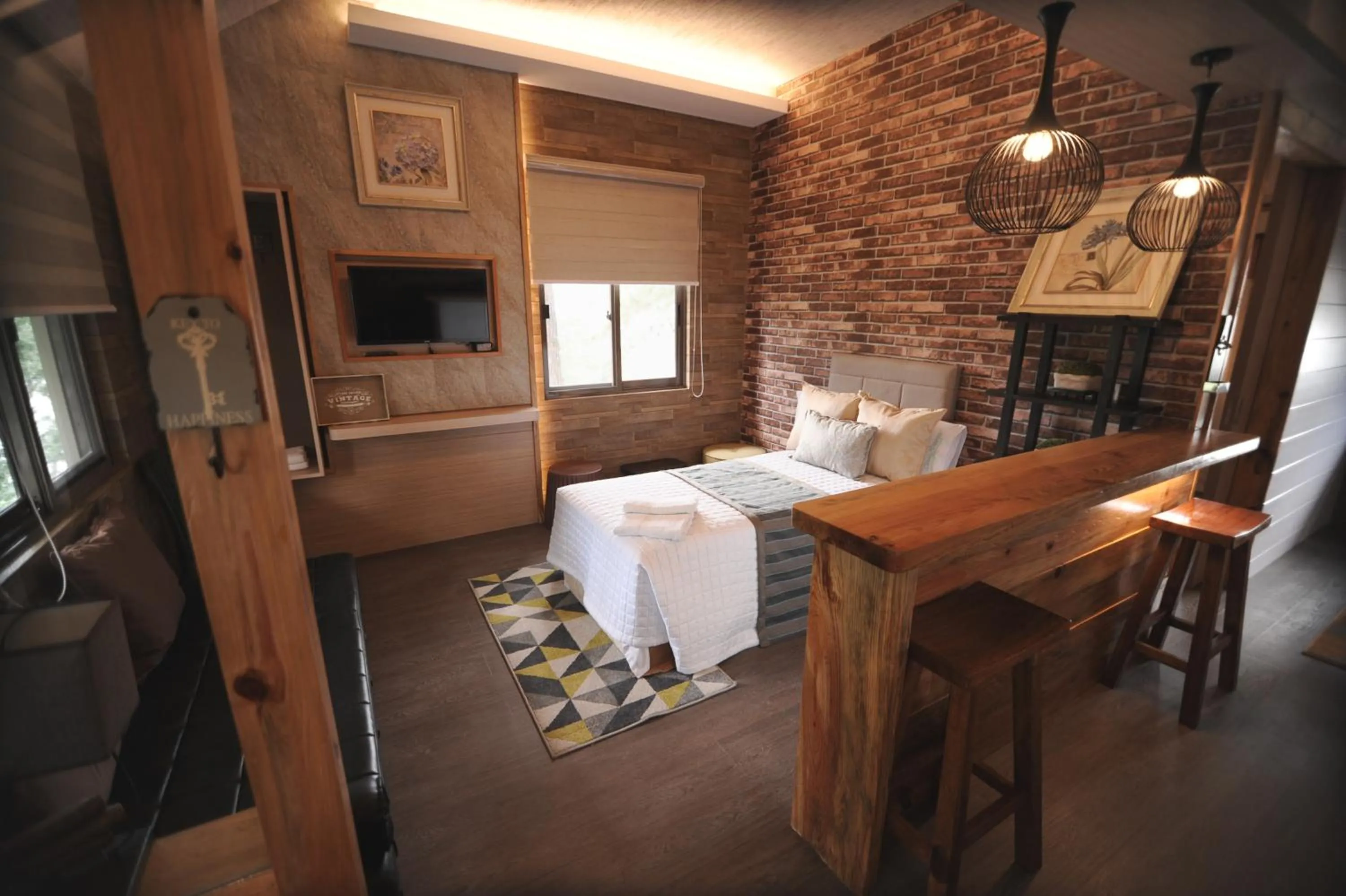 Communal lounge/ TV room in Pine Breeze Cottages