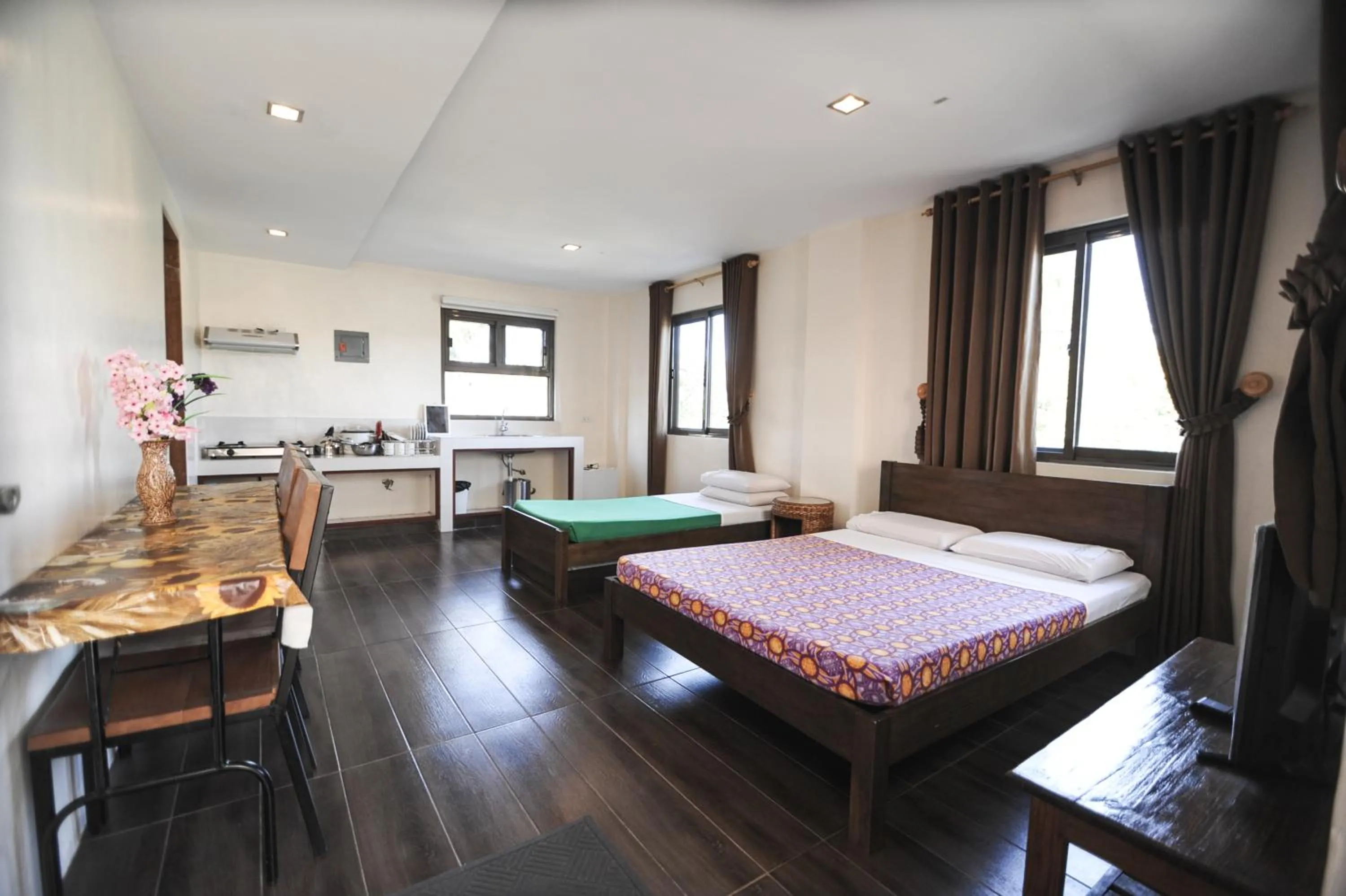 Photo of the whole room, Bed in Pine Breeze Cottages