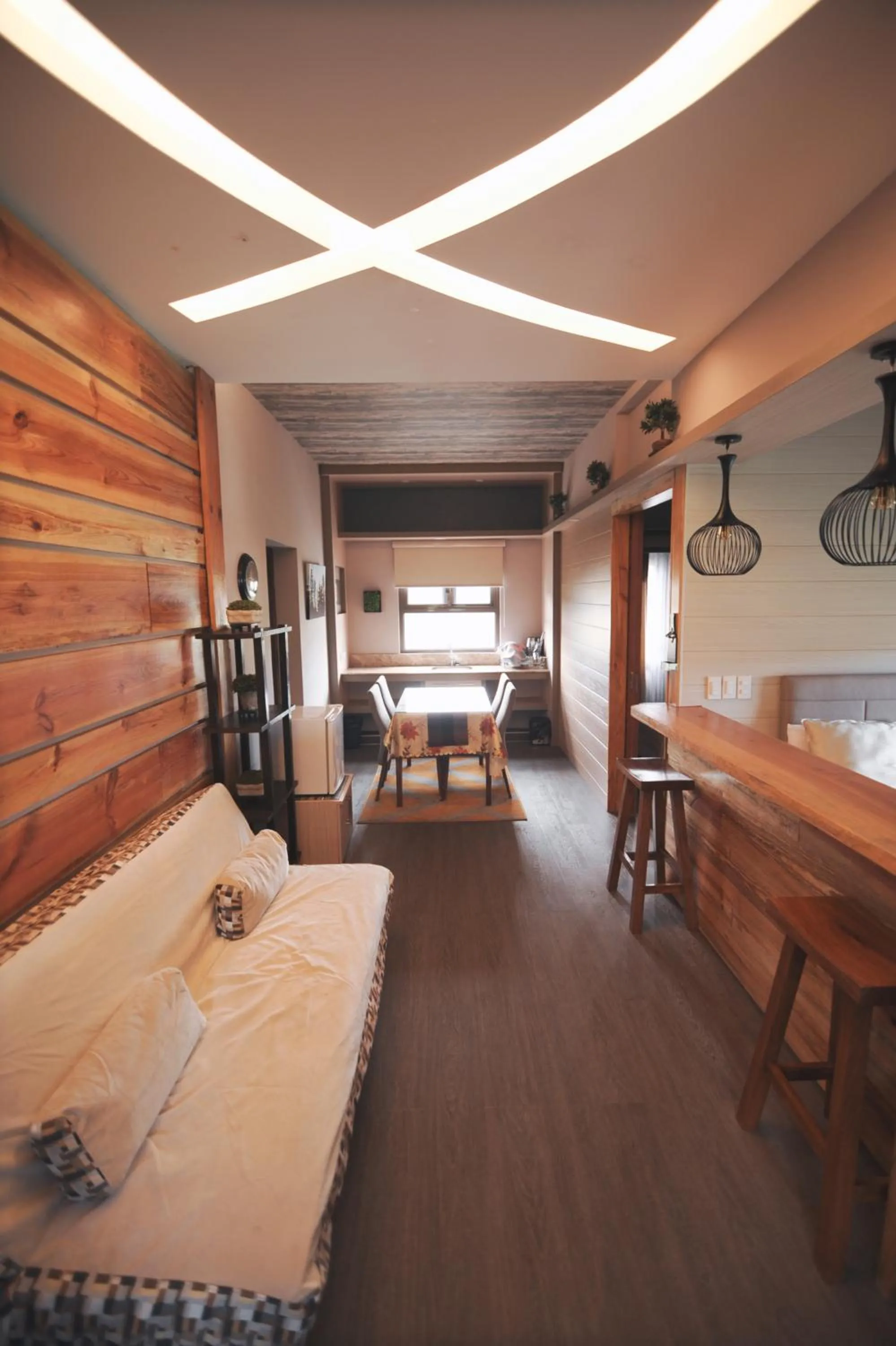 Living room, Bed in Pine Breeze Cottages