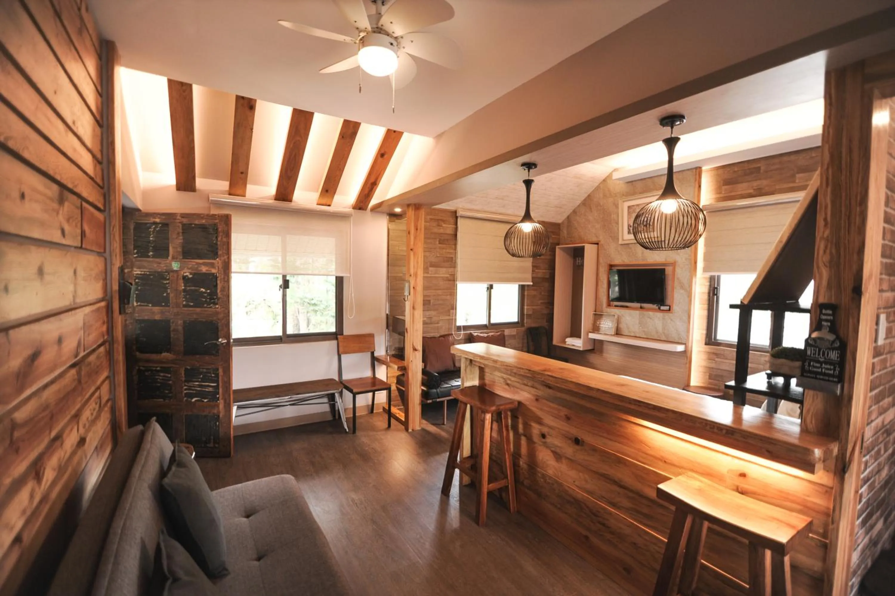 Living room in Pine Breeze Cottages