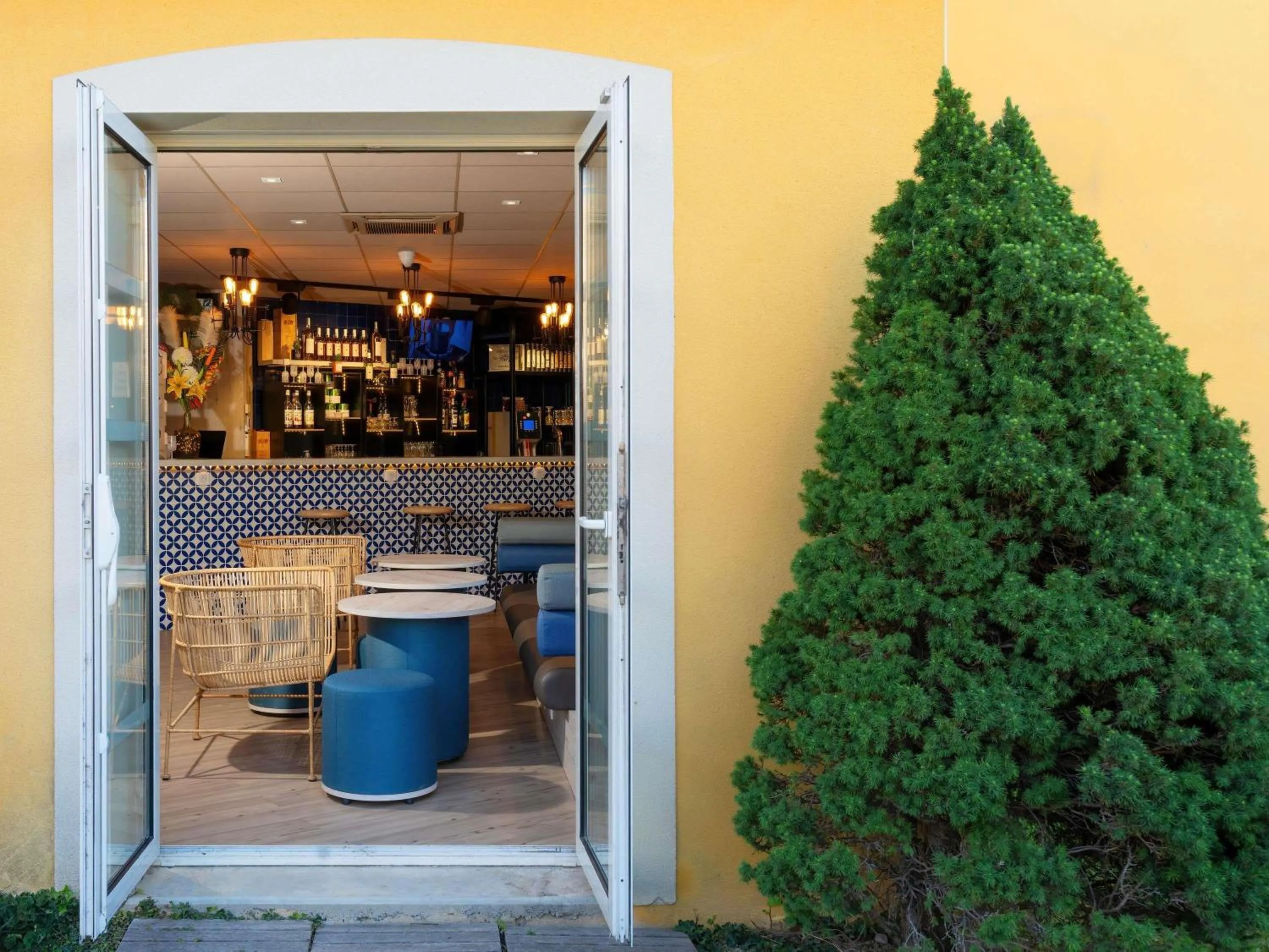 Lounge or bar in ibis Manosque Cadarache