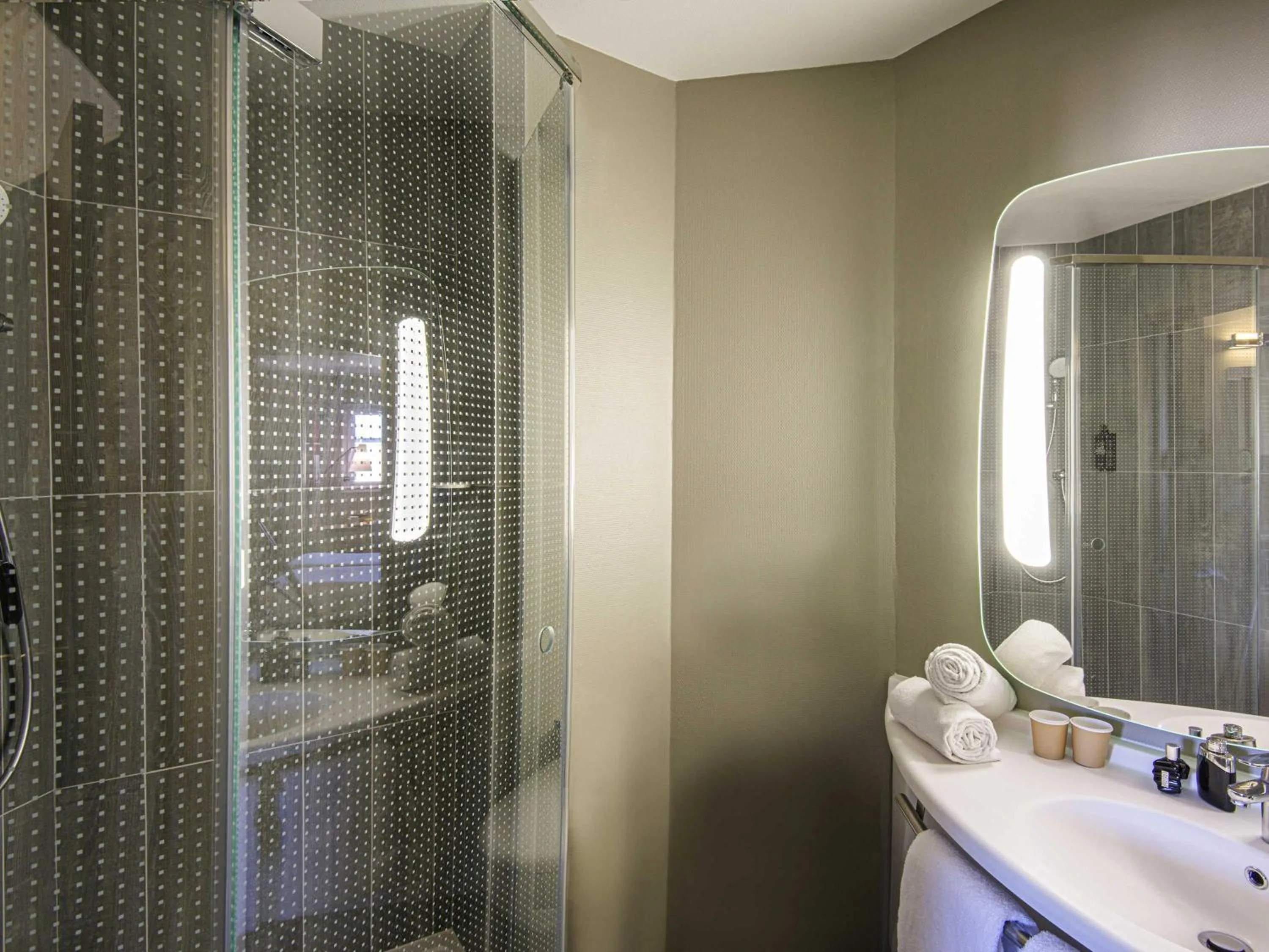 Bedroom in ibis Manosque Cadarache