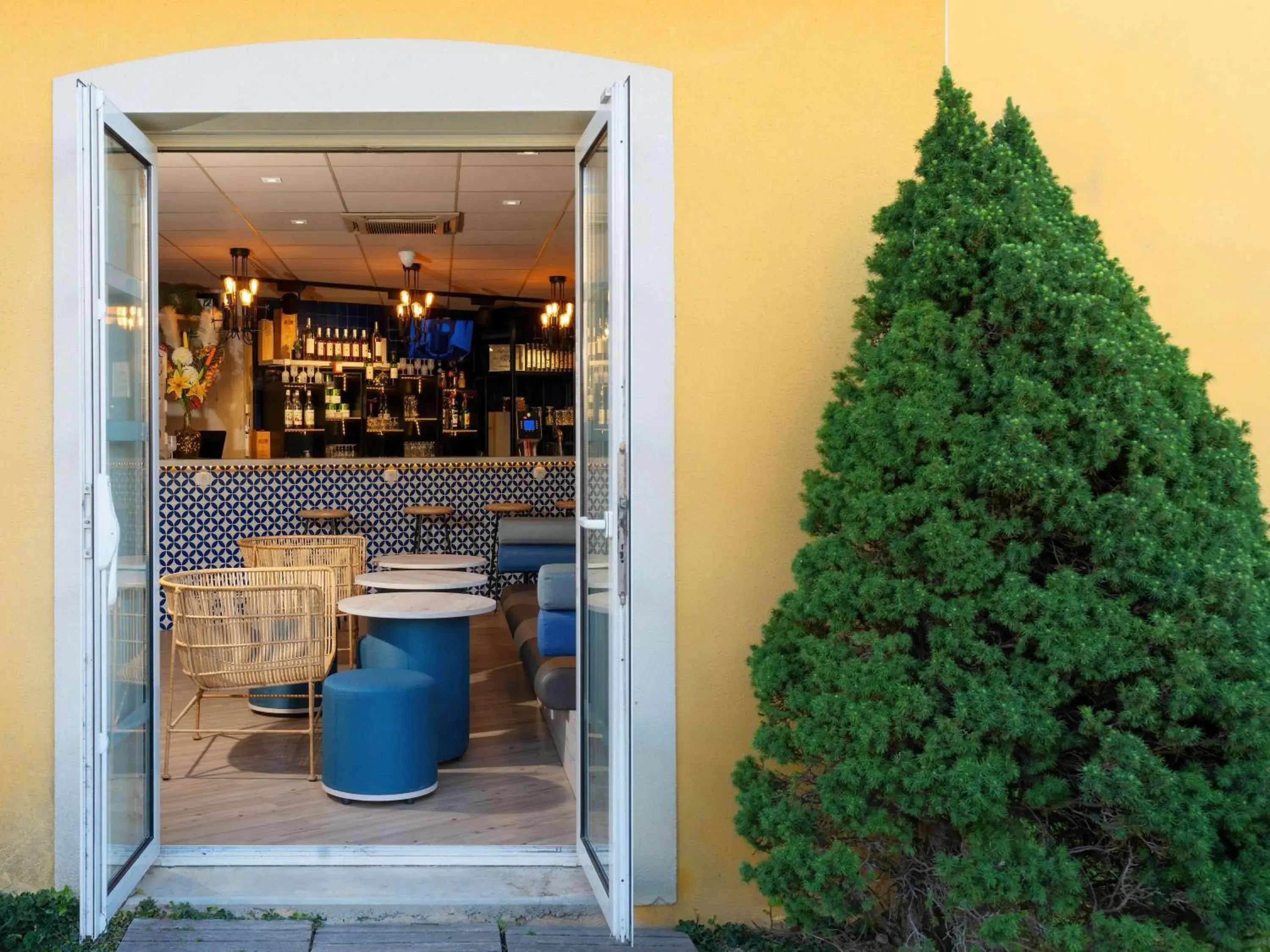 Lounge or bar in ibis Manosque Cadarache Lounge or bar in ibis Manosque Cadarache
