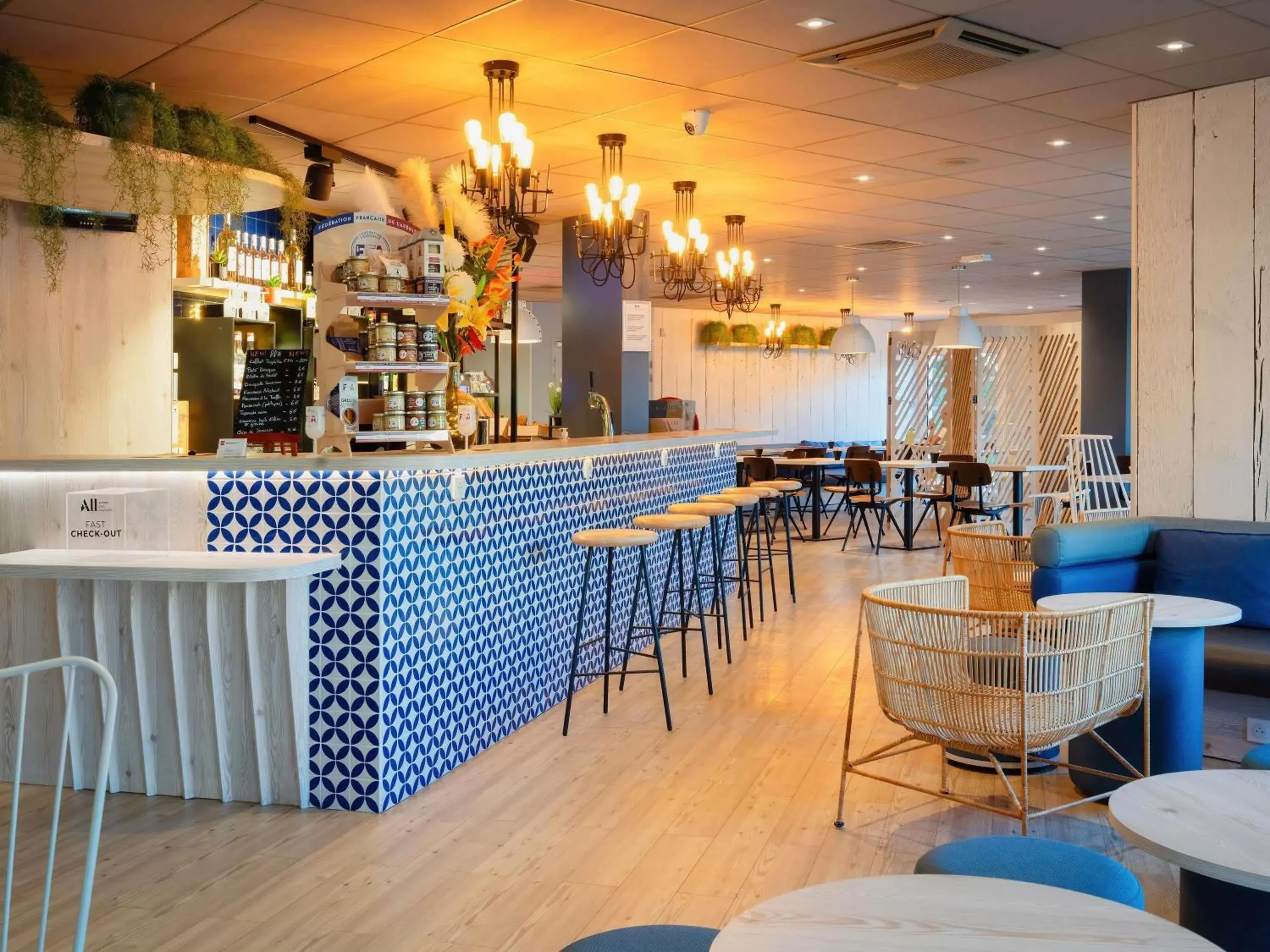 Lounge or bar in ibis Manosque Cadarache Lounge or bar in ibis Manosque Cadarache