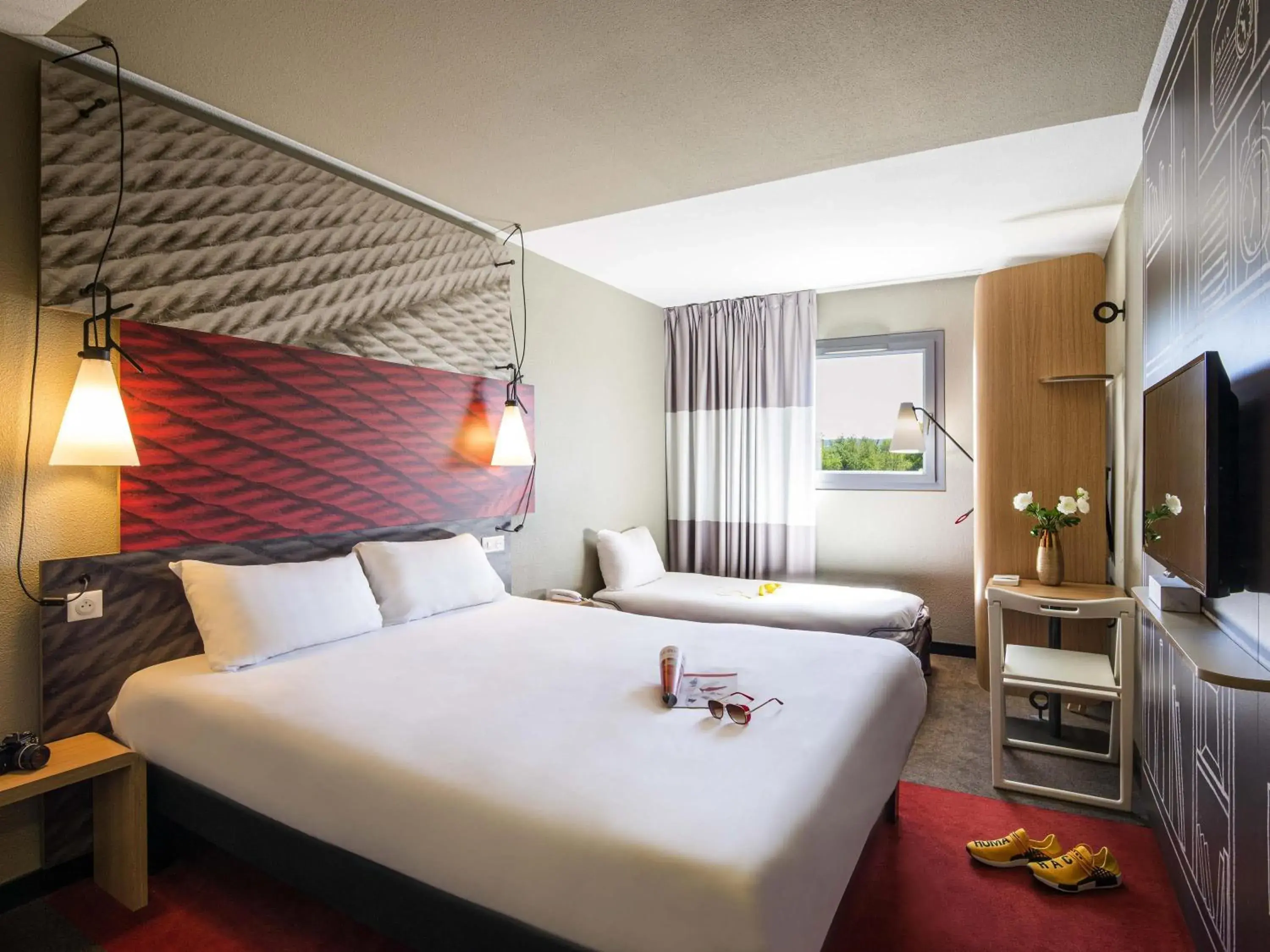 Bedroom, Bed in ibis Manosque Cadarache Bedroom, Bed in ibis Manosque Cadarache