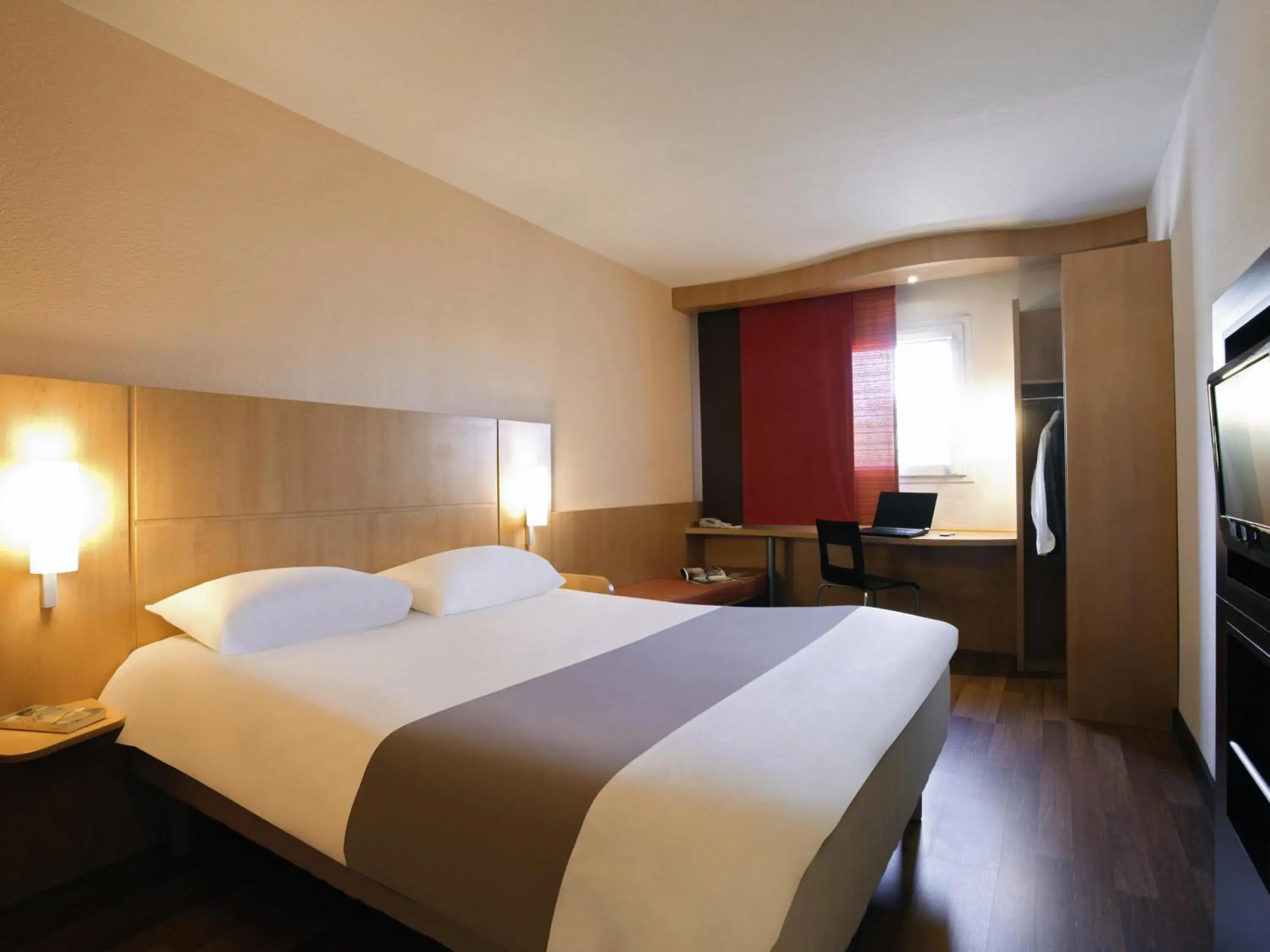 Bedroom, Bed in ibis Manosque Cadarache Bedroom, Bed in ibis Manosque Cadarache