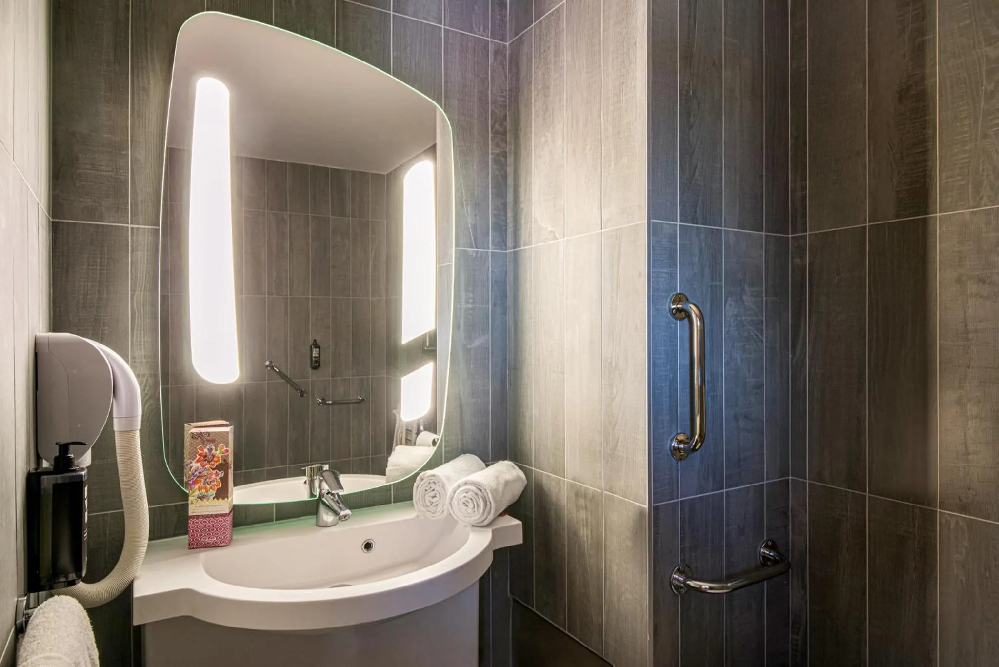 Bathroom in ibis Manosque Cadarache