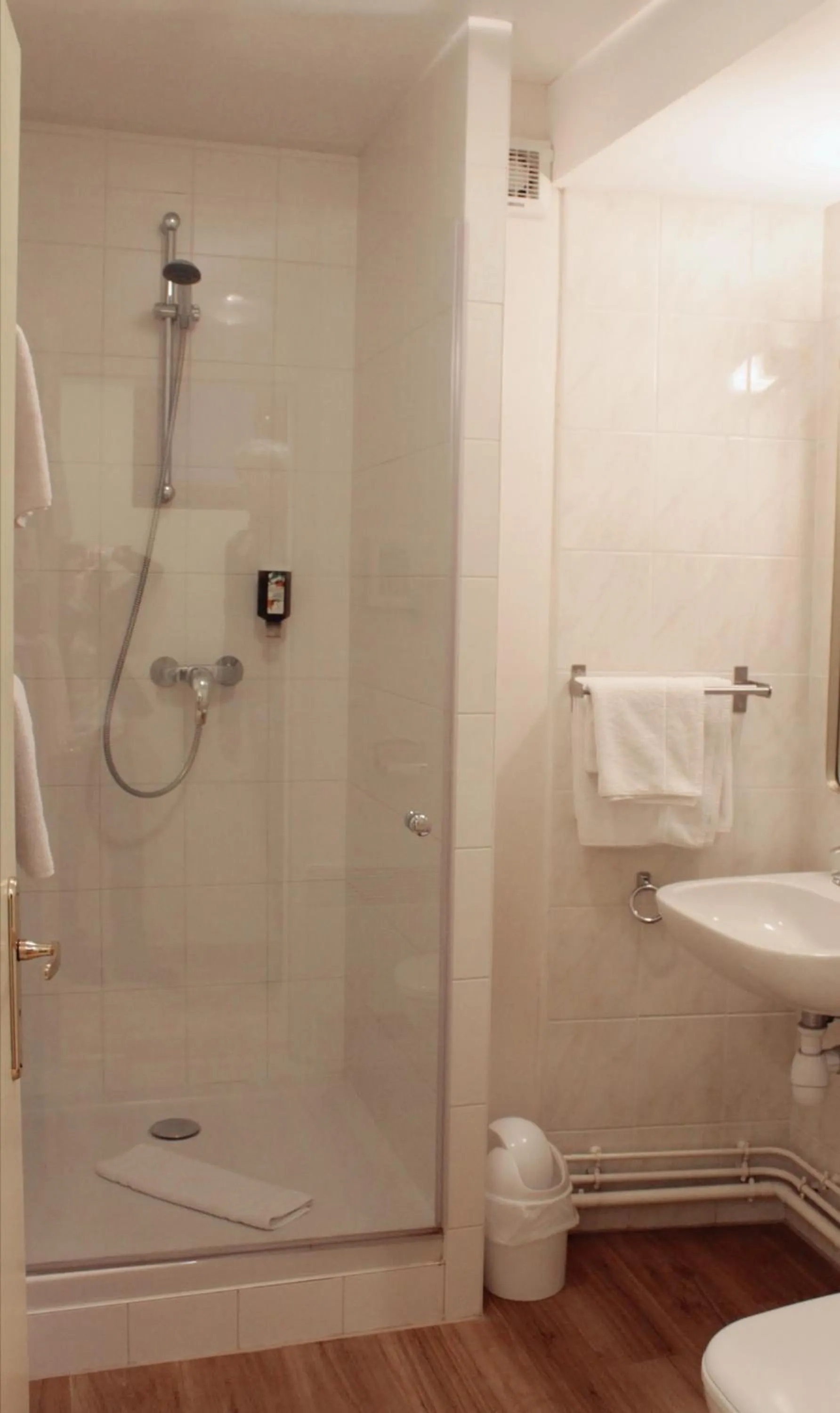 Bathroom in Le Gouverneur Hotel