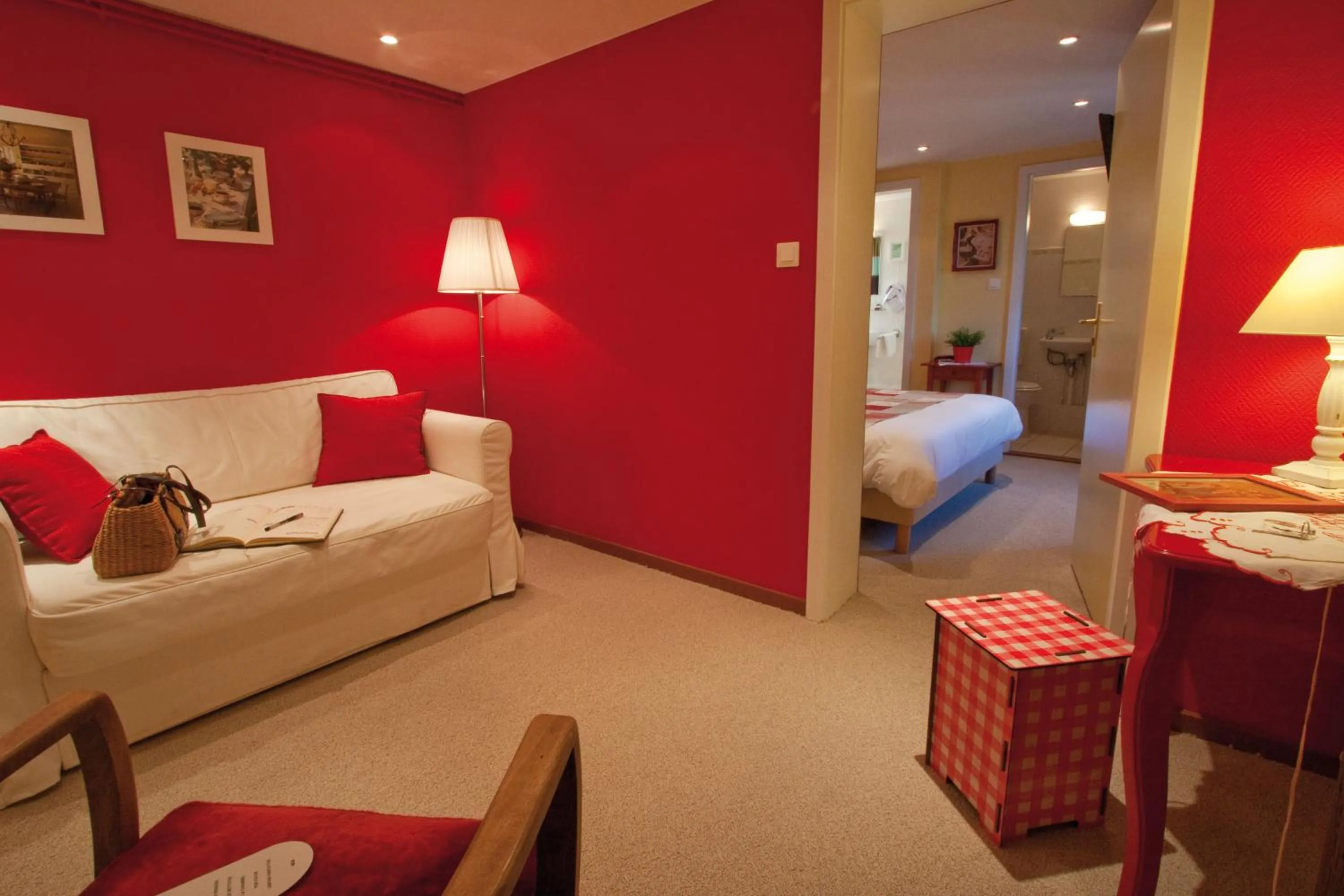 Photo of the whole room, Bed in Le Gouverneur Hotel