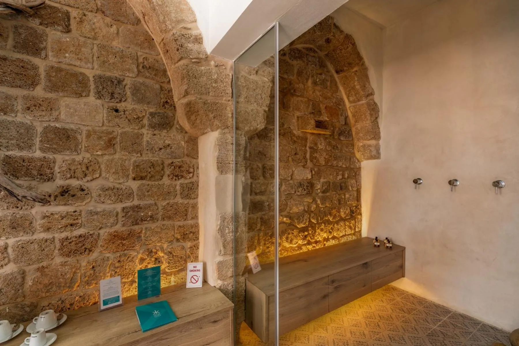 Shower in Akotika boutique