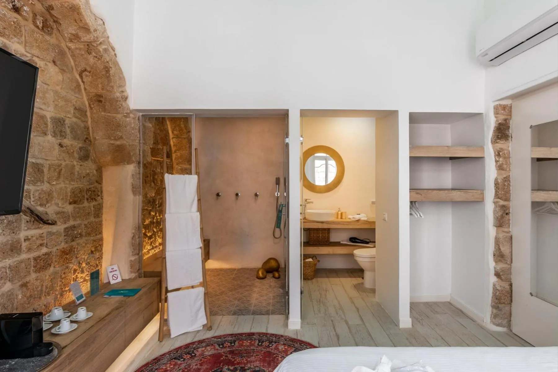 Shower, Bed in Akotika boutique