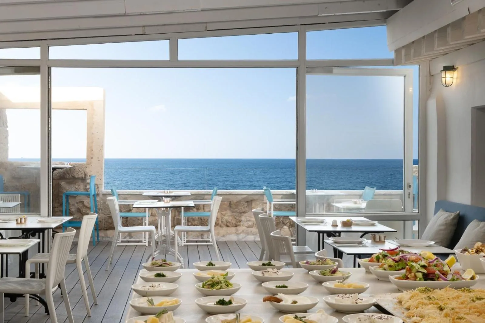 Breakfast in Akotika boutique