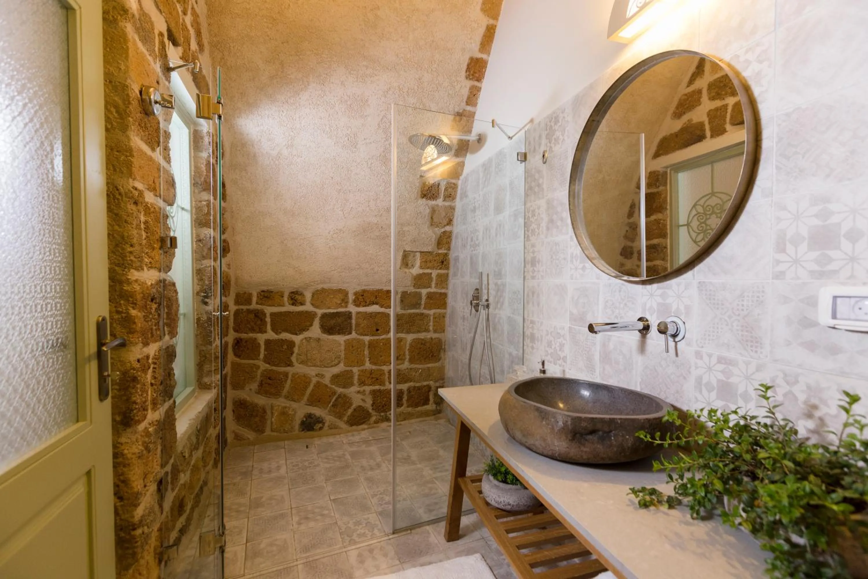 Shower in Akotika boutique