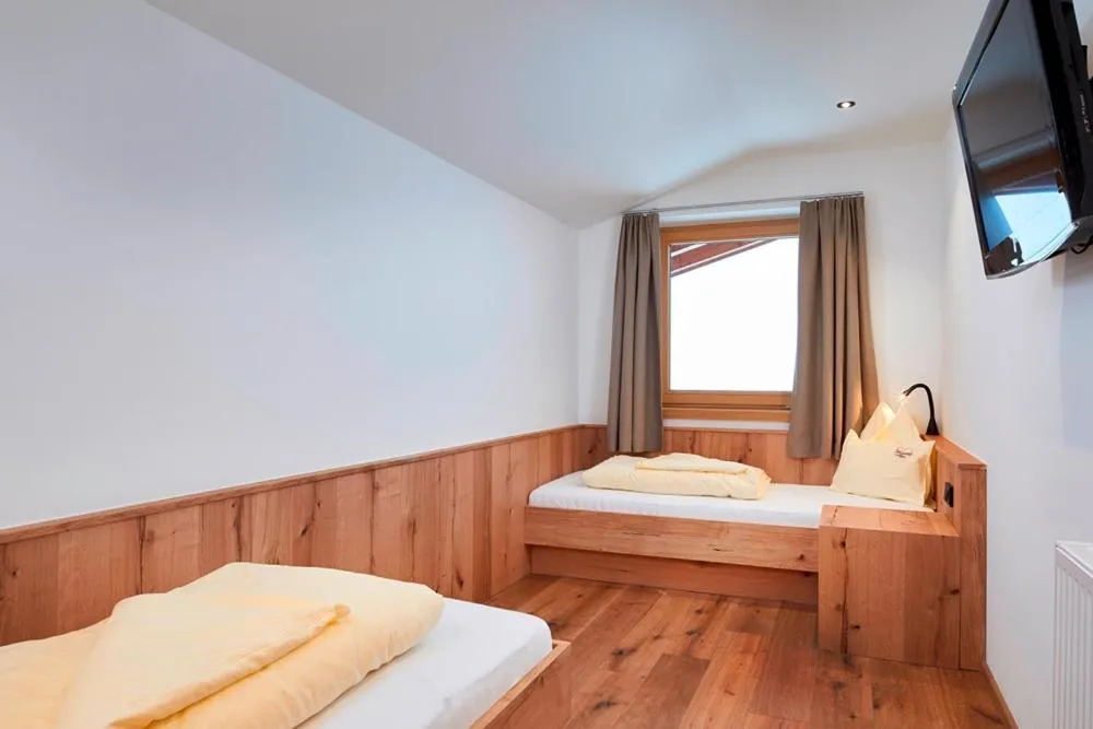 TV and multimedia, Bed in Bauernhof Hotel Oberschwarzach