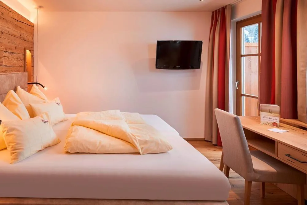 TV and multimedia, Bed in Bauernhof Hotel Oberschwarzach