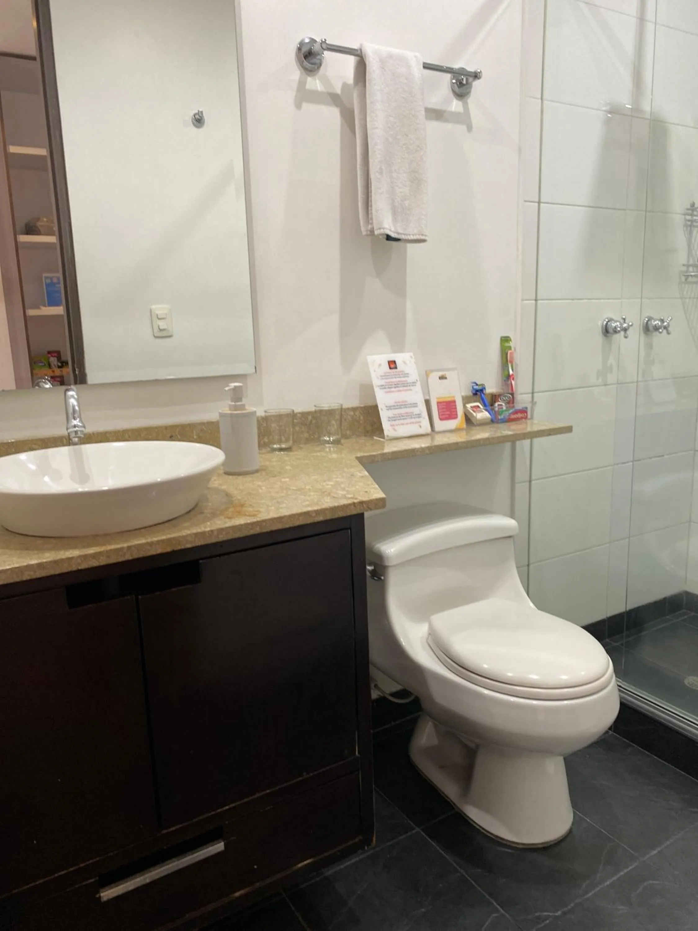 Shower in Hotel 104 Art Suites