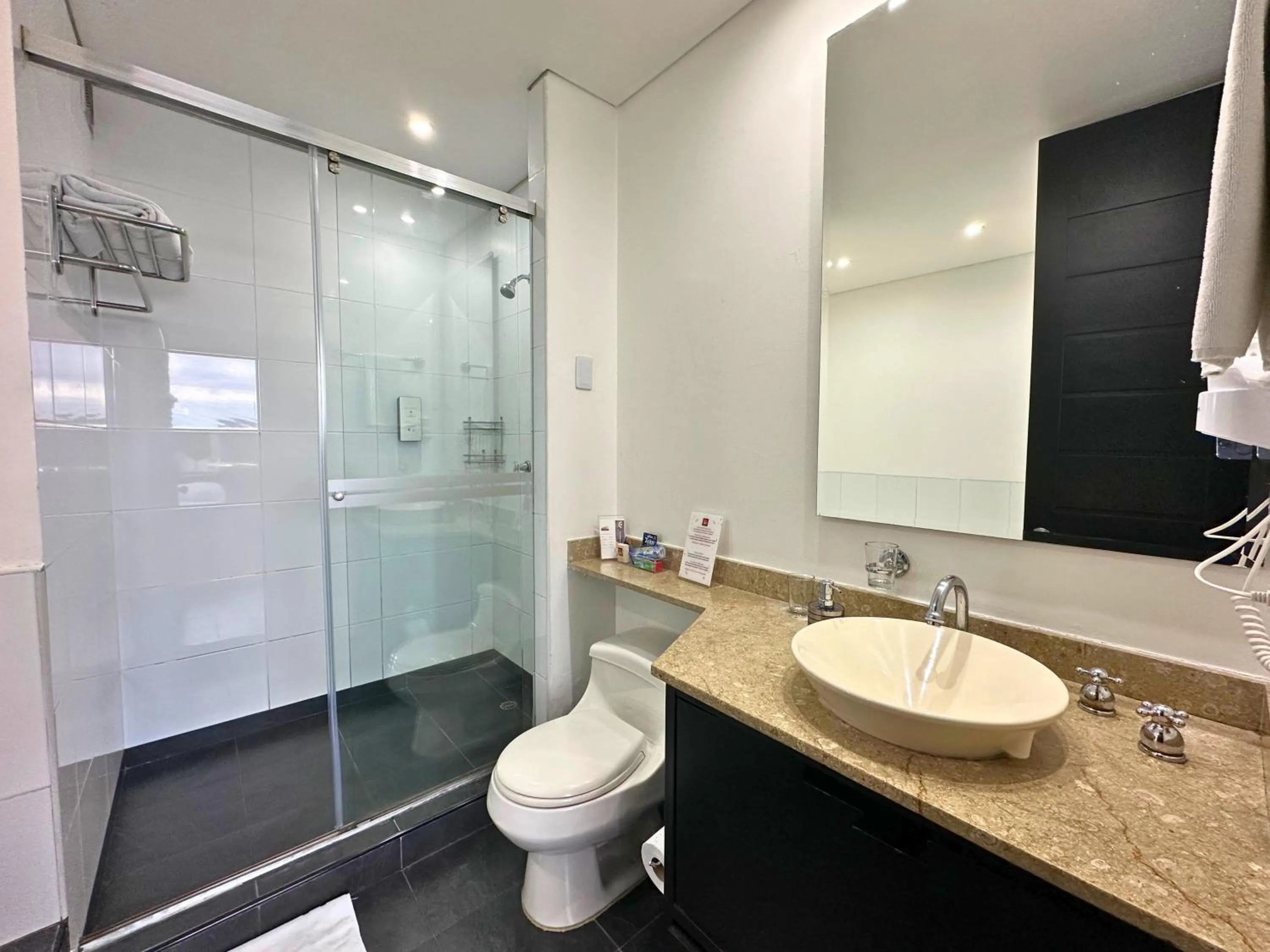 Shower in Hotel 104 Art Suites