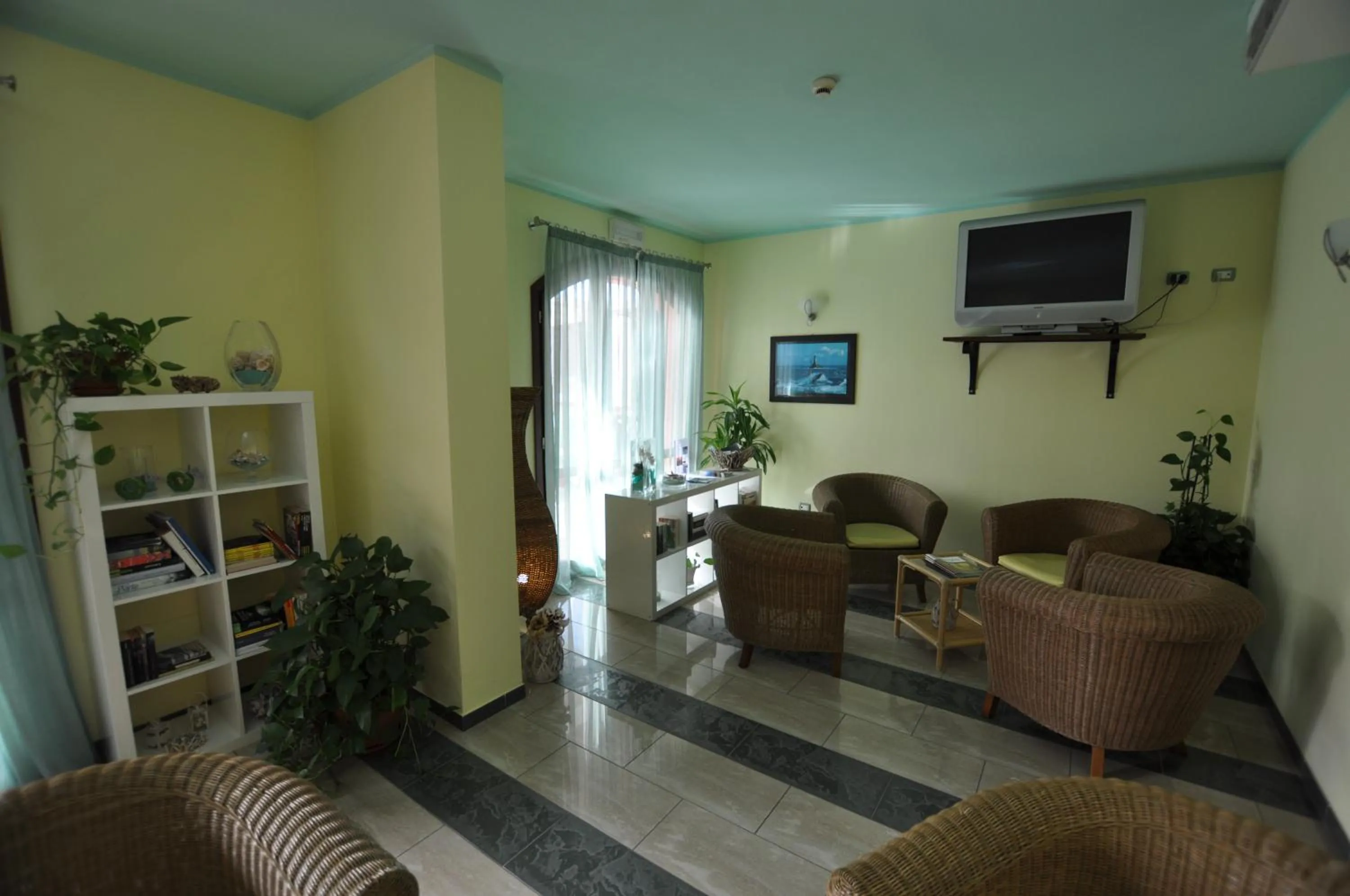 Communal lounge/ TV room in Hotel Mistral