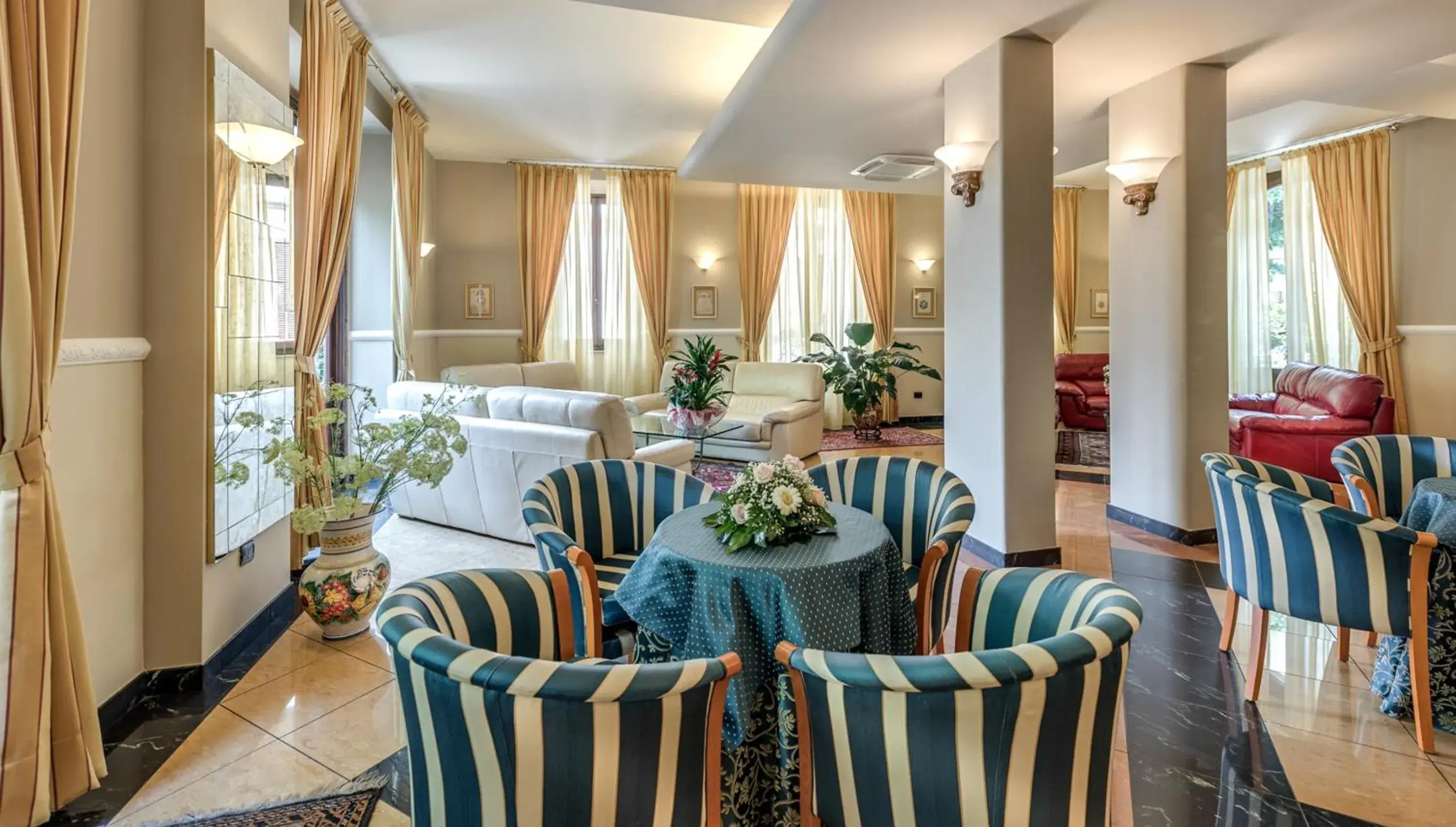 Lounge or bar in Hotel Da Vinci Lounge or bar in Hotel Da Vinci