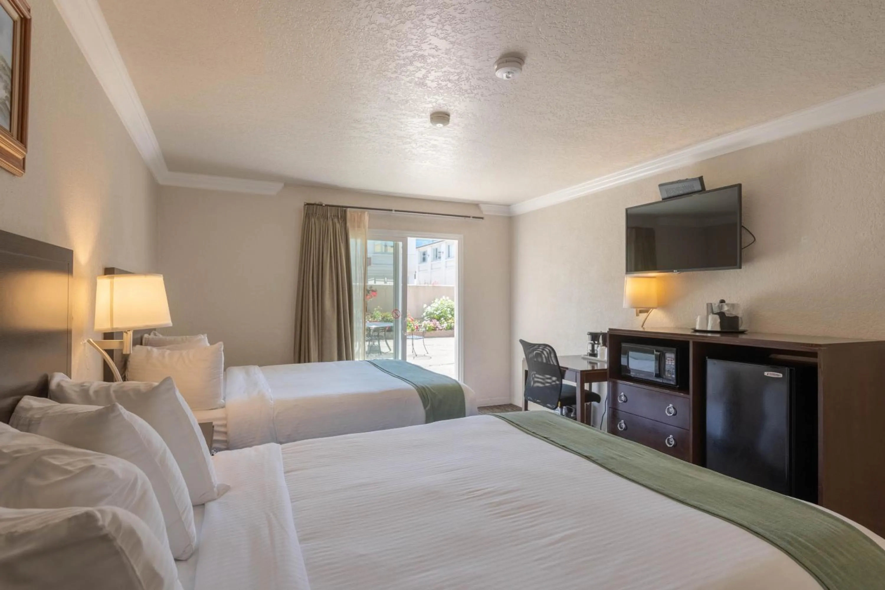 Photo of the whole room, Bed in Cannery Row Inn