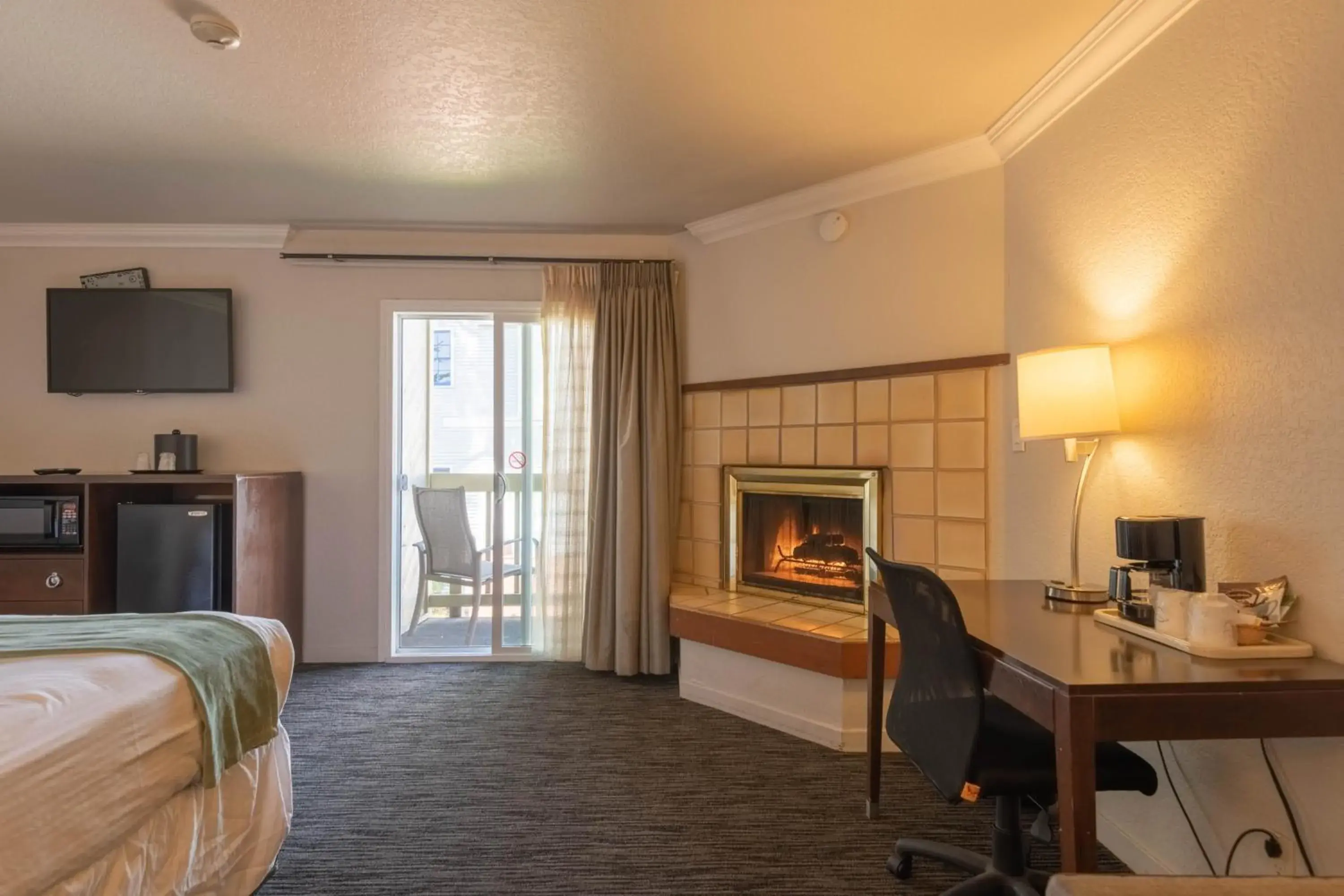 Photo of the whole room, Bed in Cannery Row Inn Photo of the whole room, Bed in Cannery Row Inn