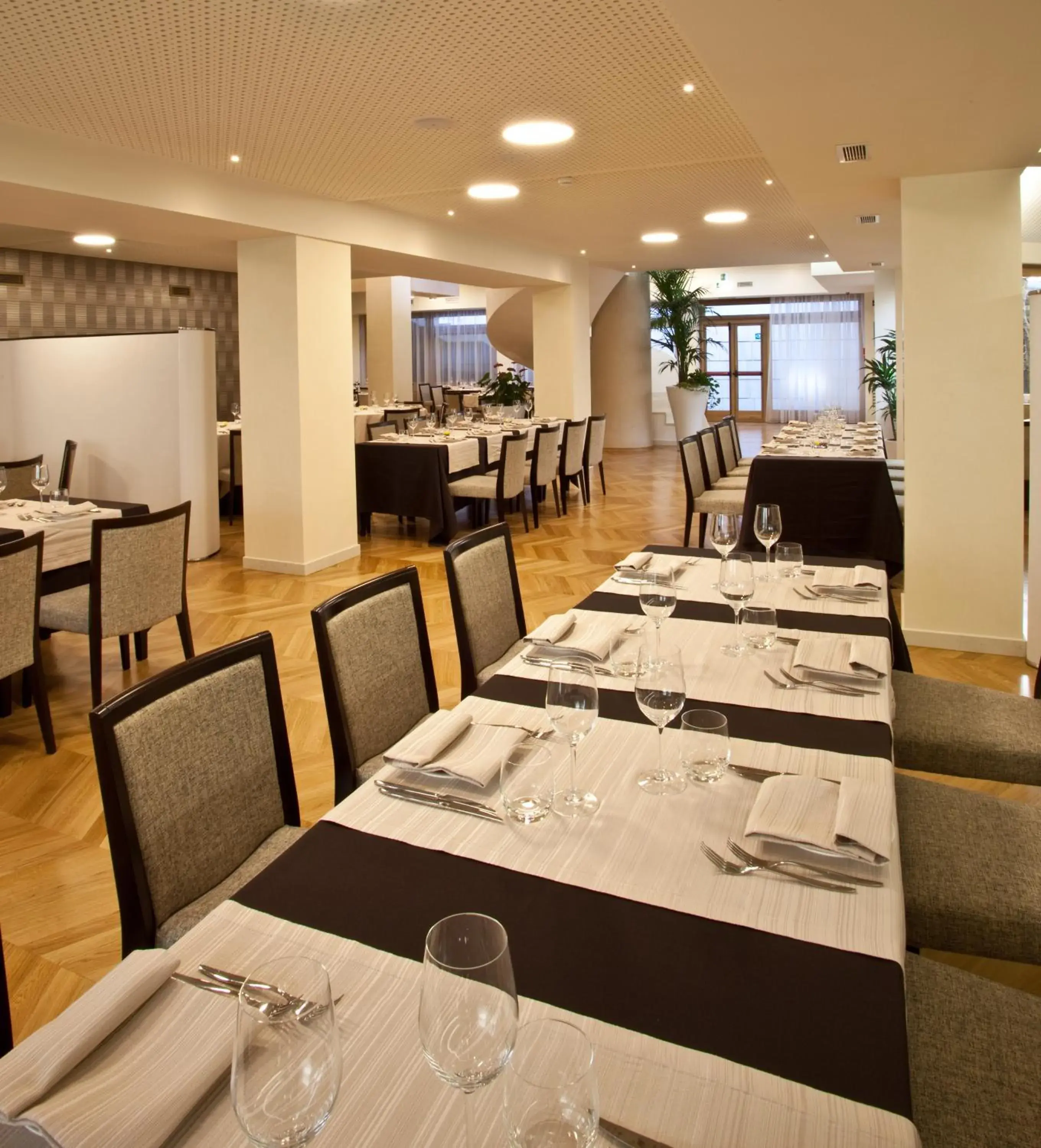 Restaurant/places to eat in Breaking Business Hotel Restaurant/places to eat in Breaking Business Hotel
