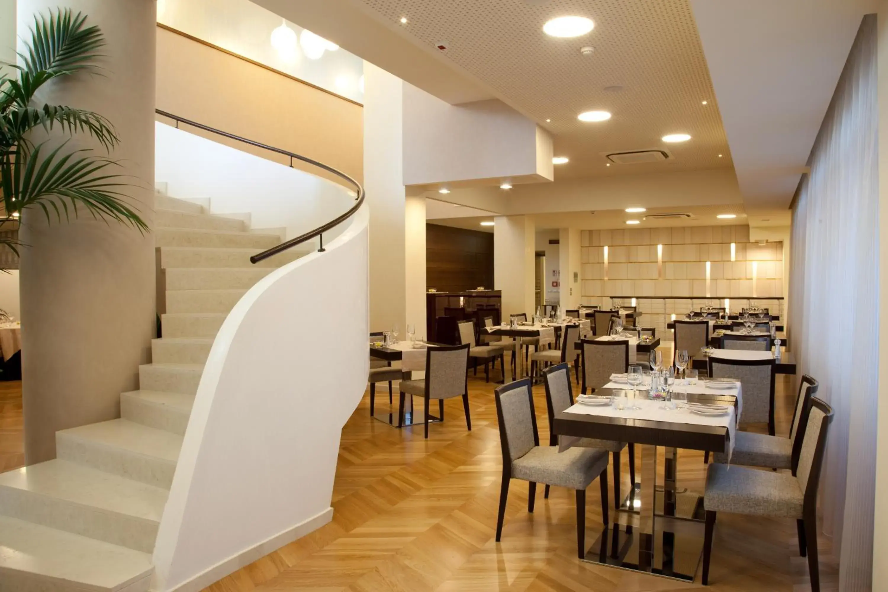 Restaurant/places to eat in Breaking Business Hotel Restaurant/places to eat in Breaking Business Hotel