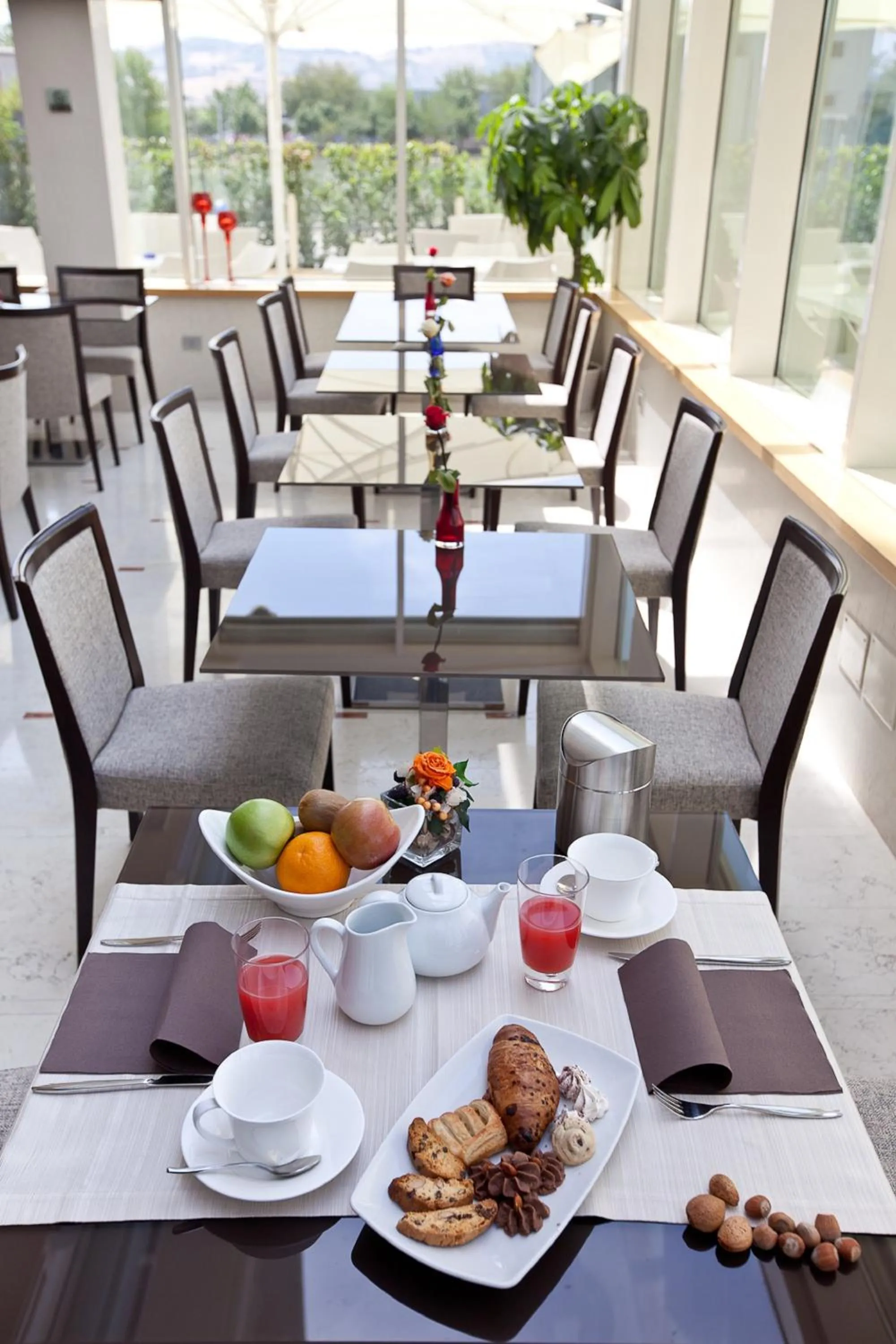 Restaurant/places to eat in Breaking Business Hotel