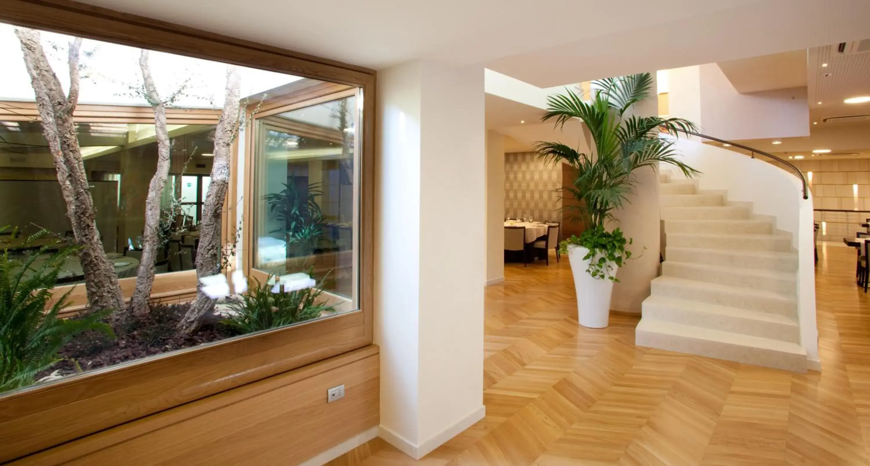 Restaurant/places to eat in Breaking Business Hotel Restaurant/places to eat in Breaking Business Hotel