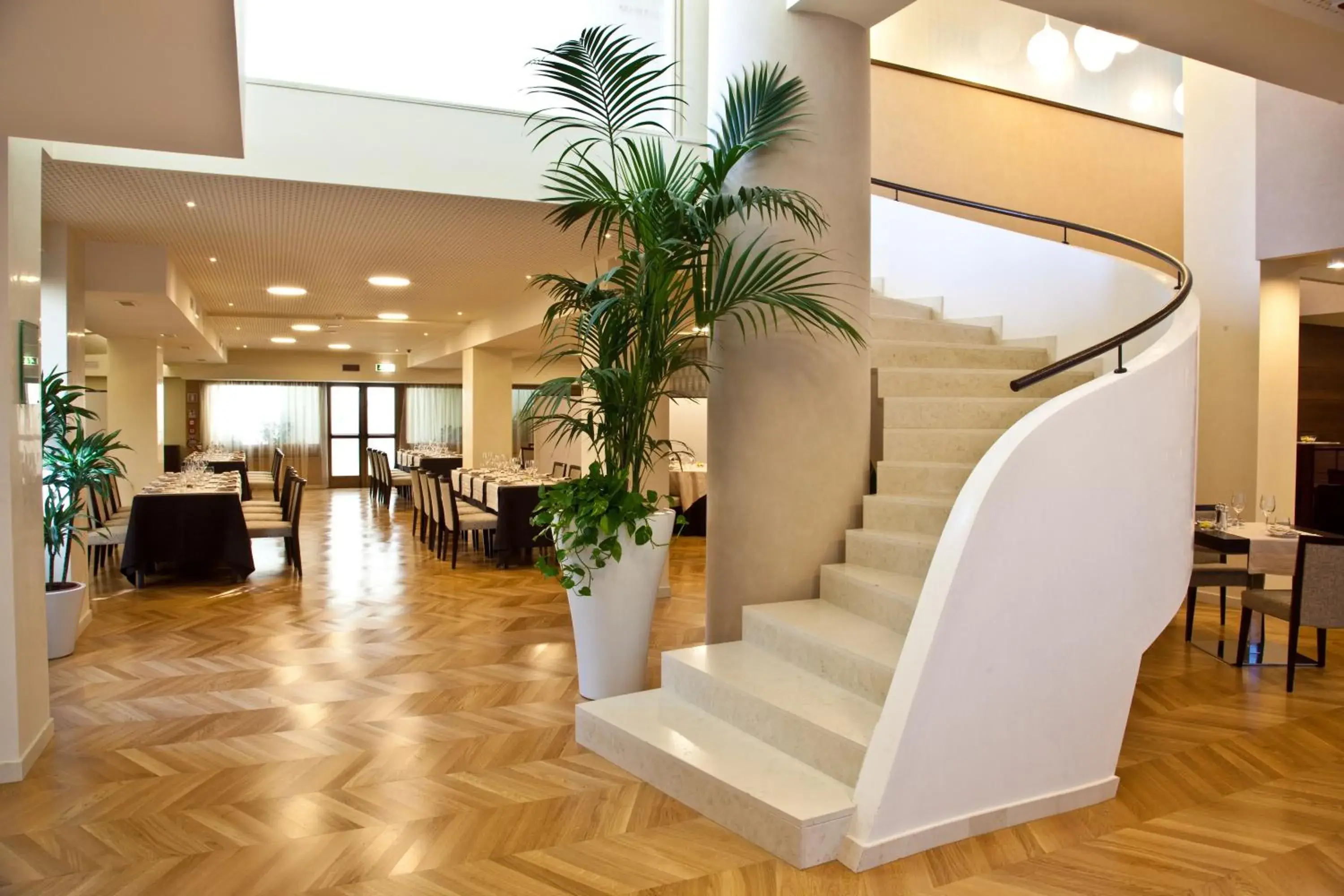 Restaurant/places to eat in Breaking Business Hotel Restaurant/places to eat in Breaking Business Hotel