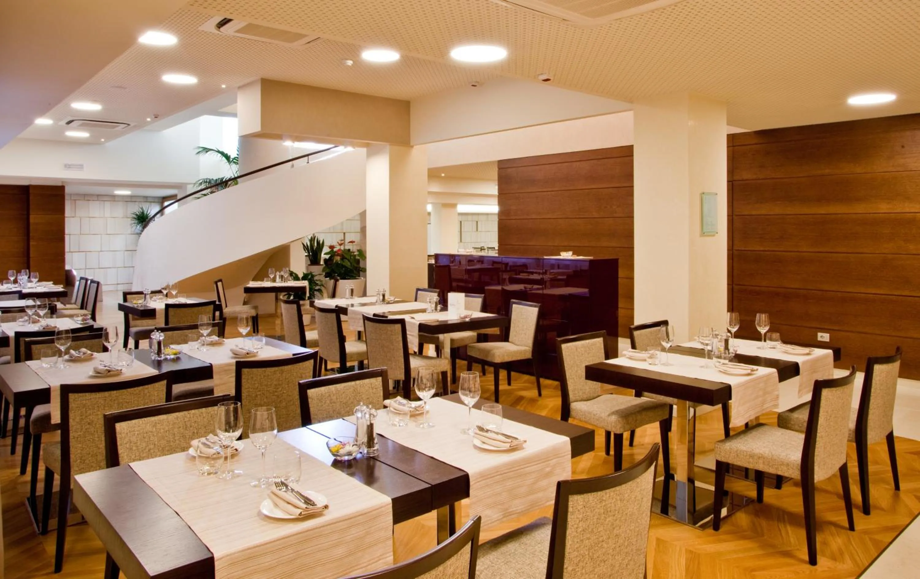 Restaurant/places to eat in Breaking Business Hotel