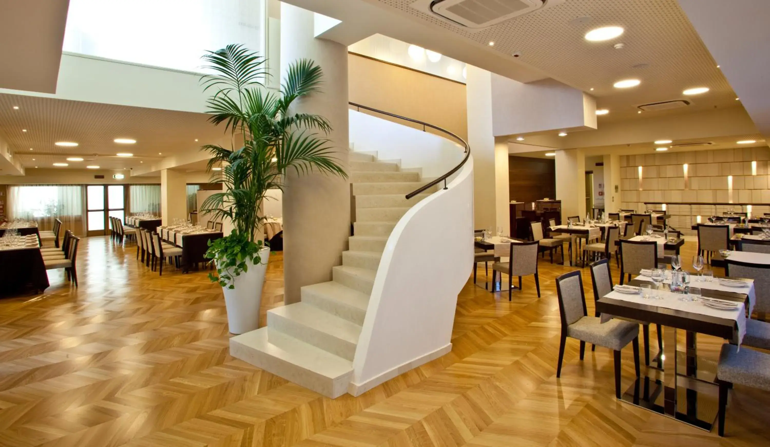 Restaurant/places to eat in Breaking Business Hotel Restaurant/places to eat in Breaking Business Hotel