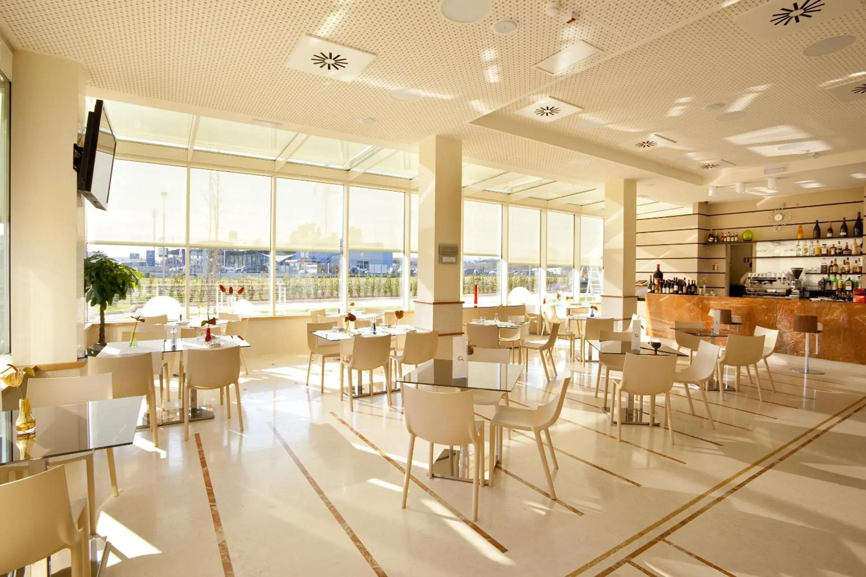 Restaurant/places to eat in Breaking Business Hotel Restaurant/places to eat in Breaking Business Hotel