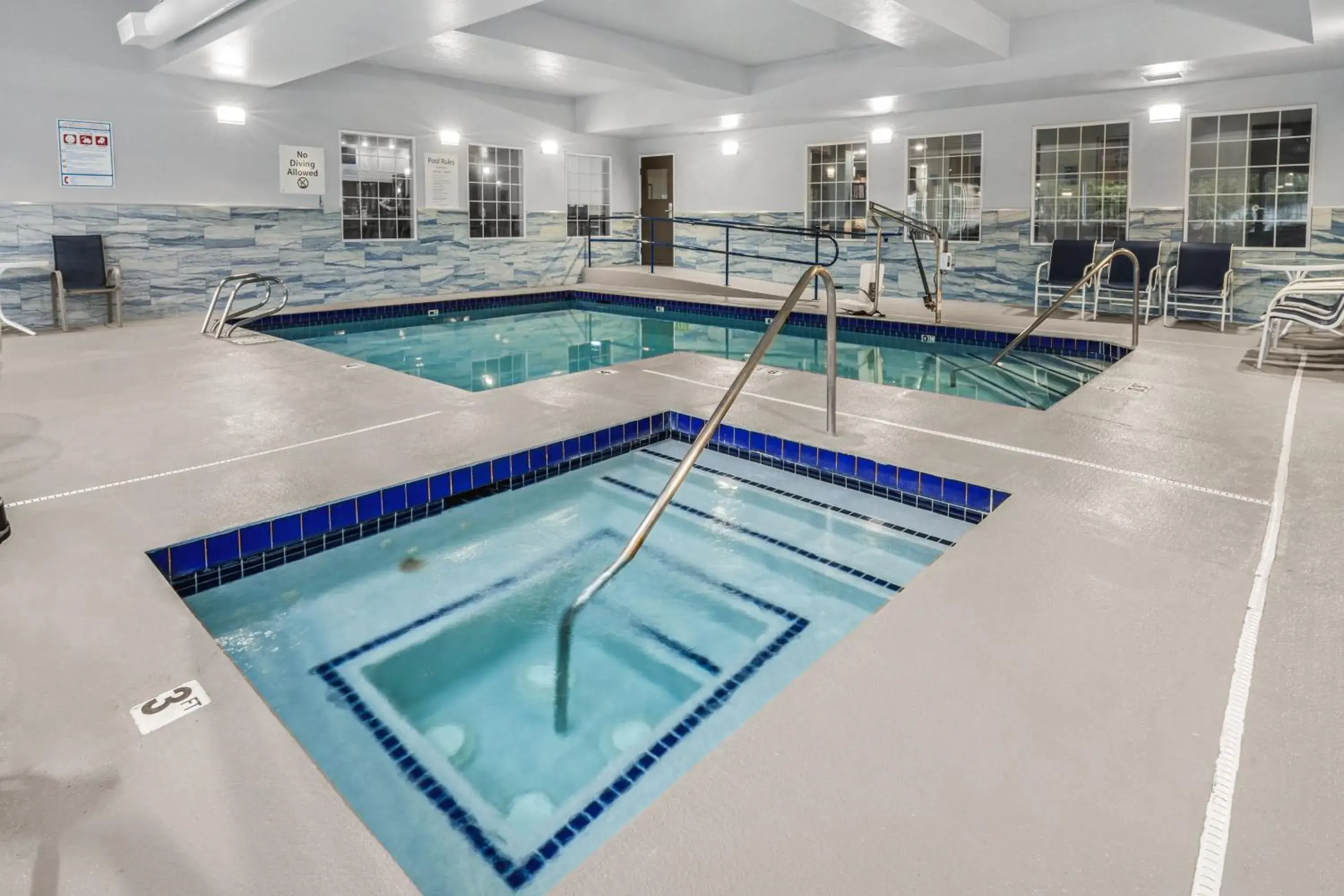 Swimming pool in Holiday Inn Express Wenatchee by IHG Swimming pool in Holiday Inn Express Wenatchee by IHG