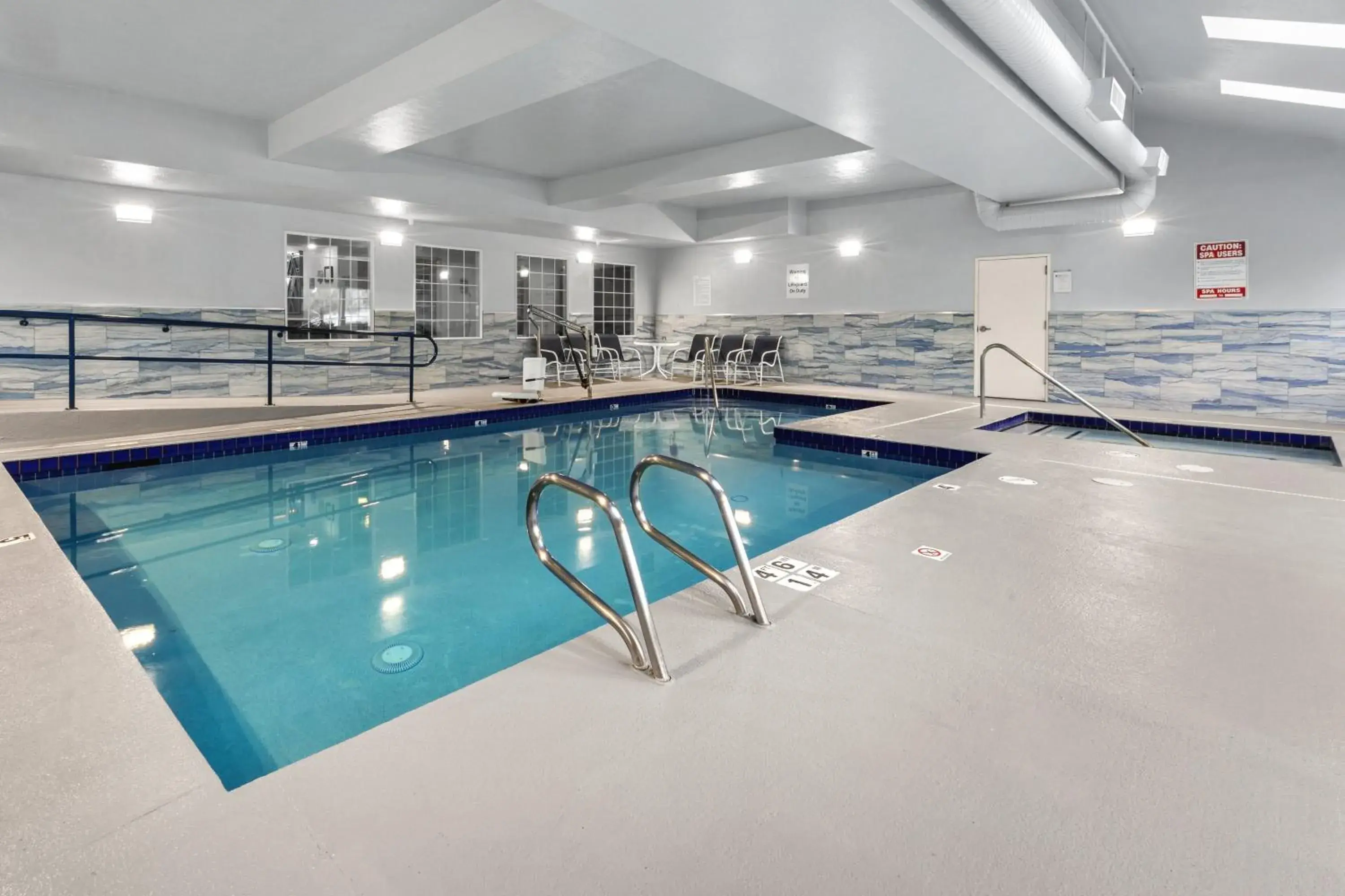 Swimming pool in Holiday Inn Express Wenatchee by IHG Swimming pool in Holiday Inn Express Wenatchee by IHG