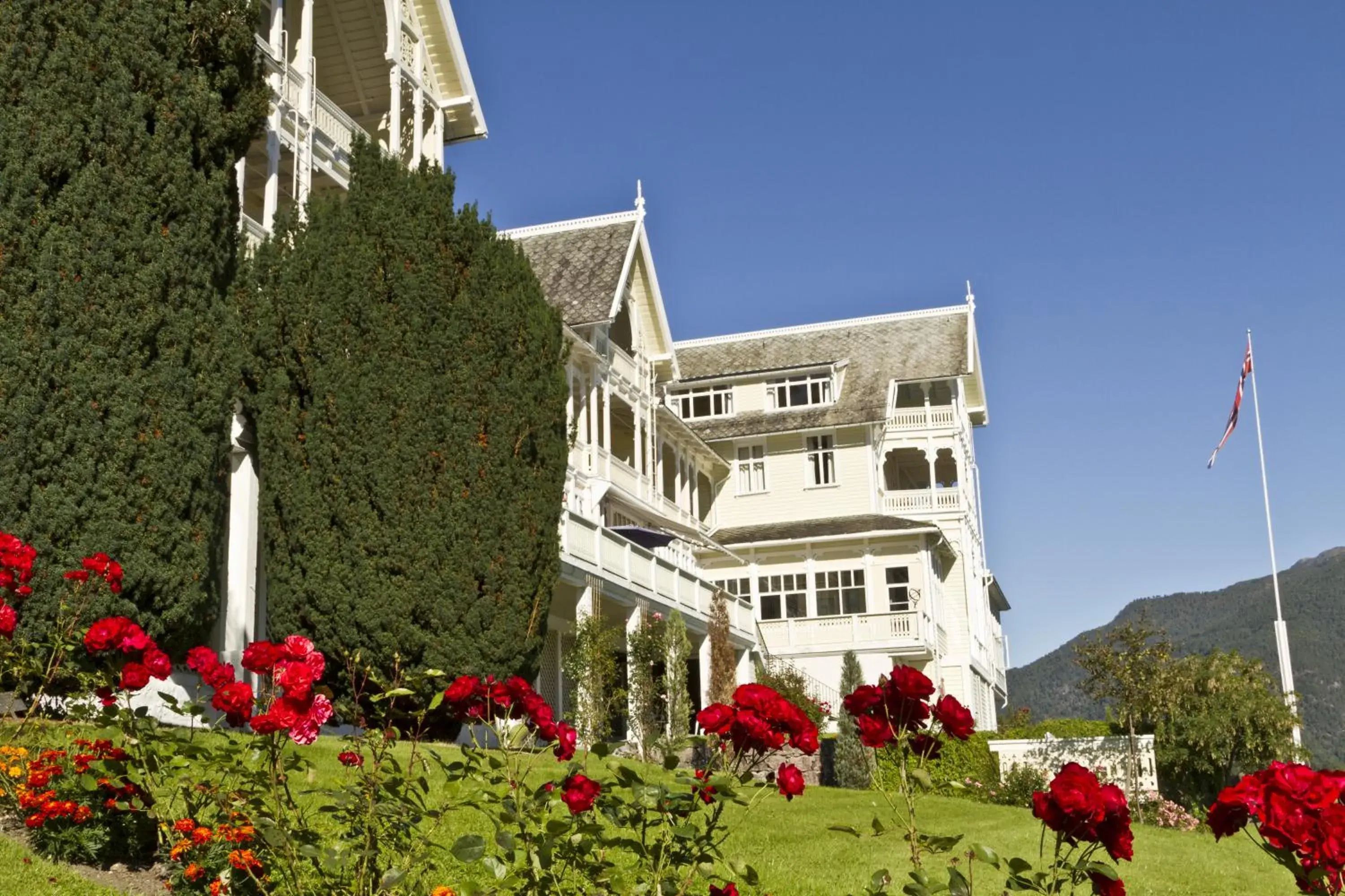 Facade/entrance in Kviknes Hotel Facade/entrance in Kviknes Hotel